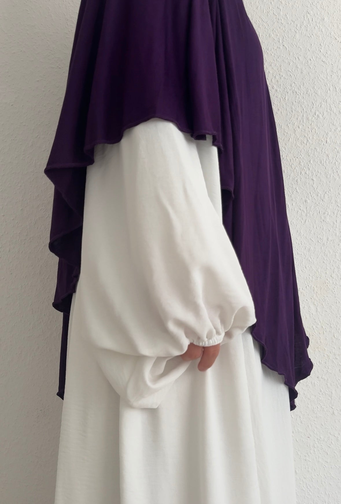Jersey Khimar in dunklem Violett aus Viskose‑Elastan, Seitenansicht mit längerem Rückenteil.