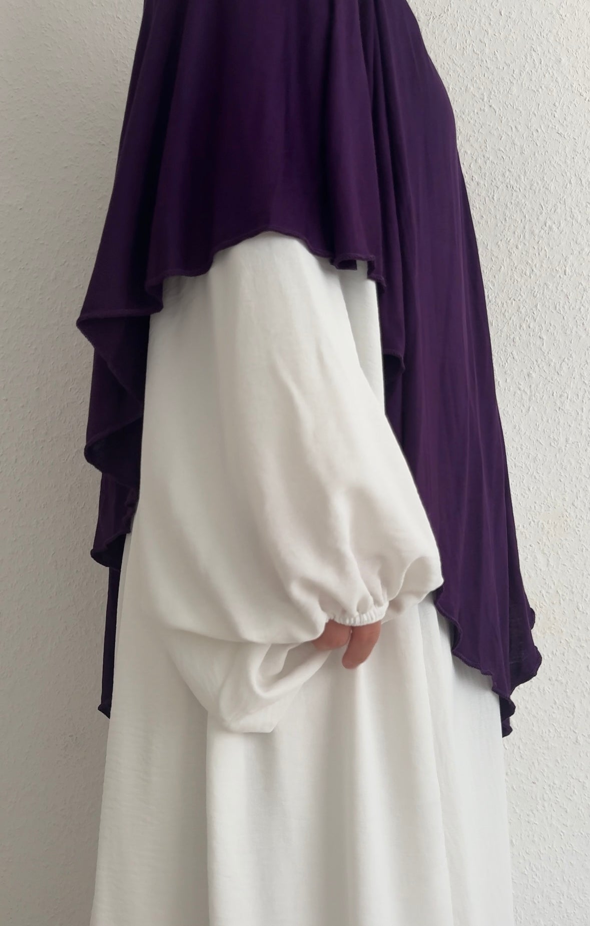 Jersey Khimar in dunklem Violett aus Viskose‑Elastan, Seitenansicht mit längerem Rückenteil.