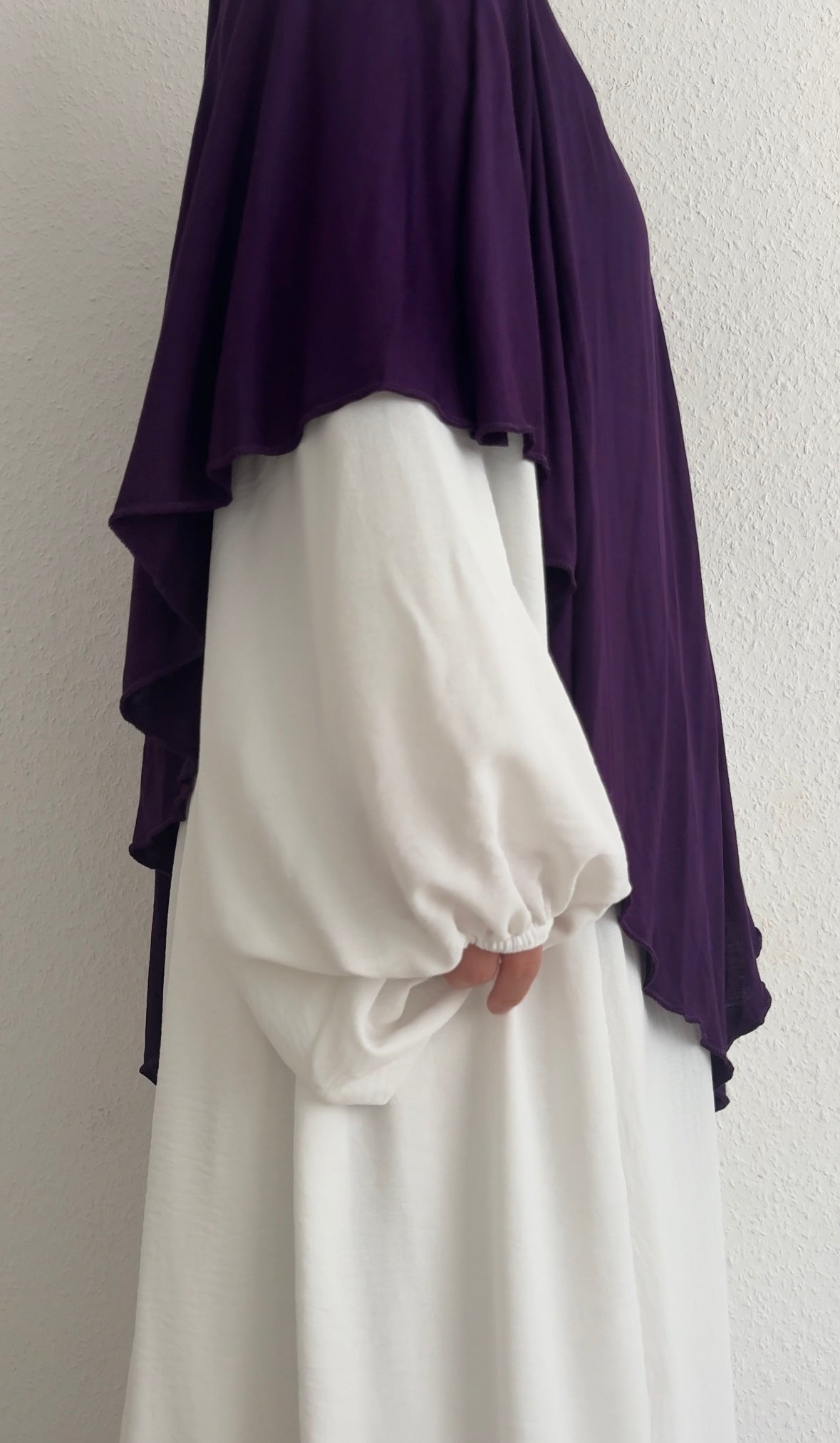 Jersey Khimar in dunklem Violett aus Viskose‑Elastan, Seitenansicht mit längerem Rückenteil.