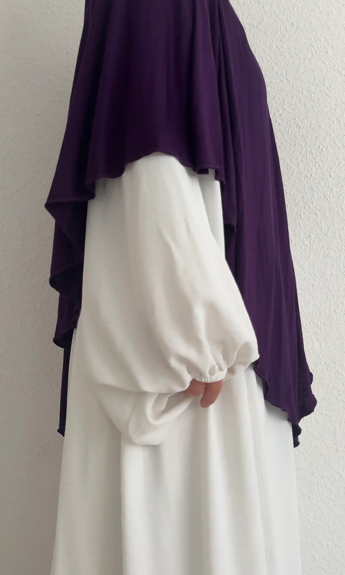 Jersey Khimar in dunklem Violett aus Viskose‑Elastan, Seitenansicht mit längerem Rückenteil.
