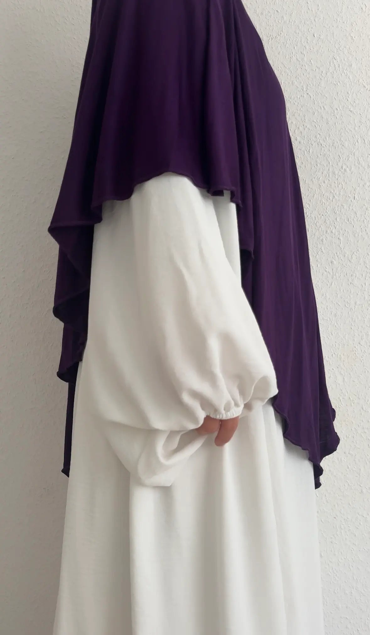 Jersey Khimar in dunklem Violett aus Viskose‑Elastan, Seitenansicht mit längerem Rückenteil.