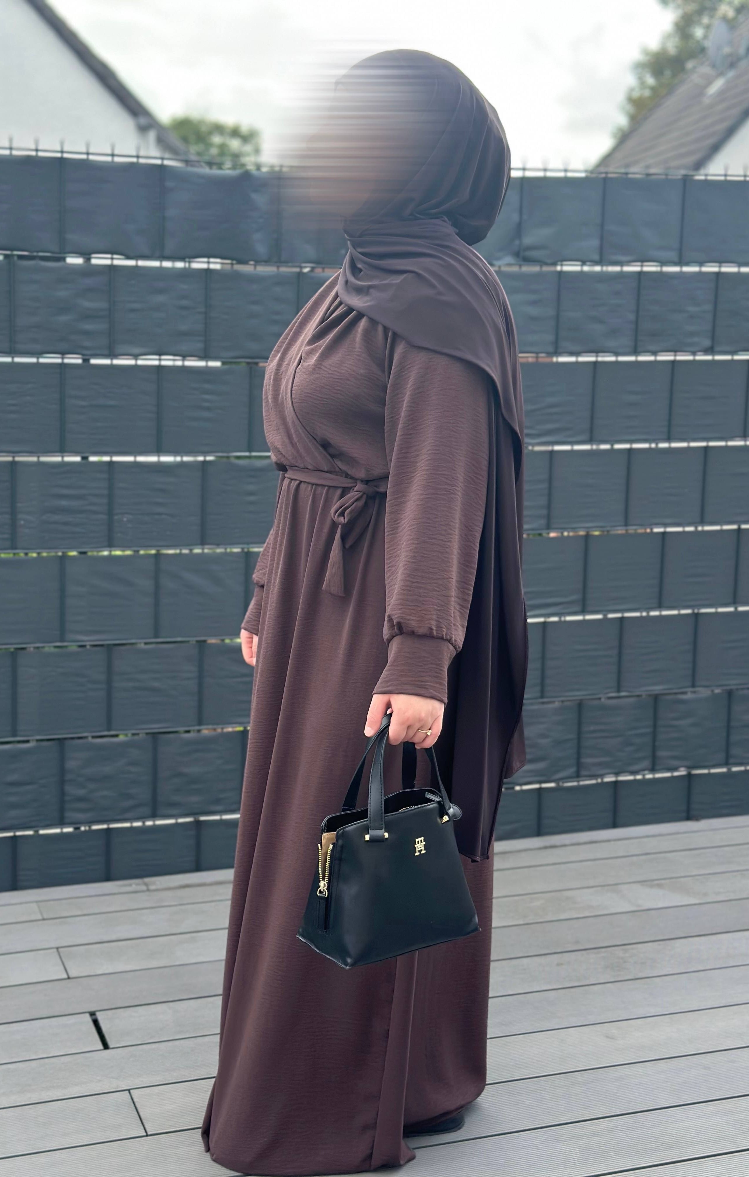 Wickelkleid dunkelbraun aus Jazzstoff, maxilänge, lange Ärmel mit Bündchen, Bindegürtel, Seitenansicht