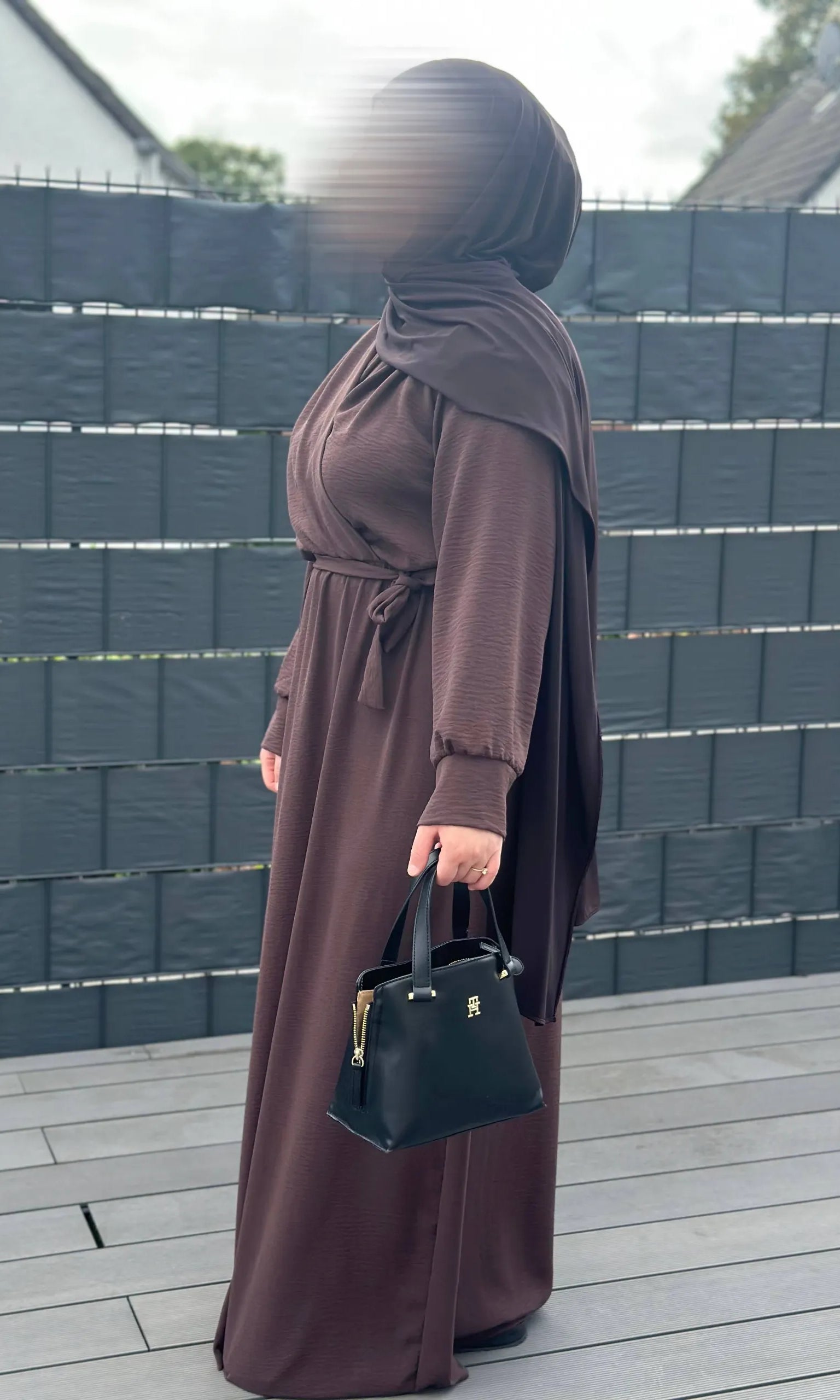 Wickelkleid dunkelbraun aus Jazzstoff, maxilänge, lange Ärmel mit Bündchen, Bindegürtel, Seitenansicht