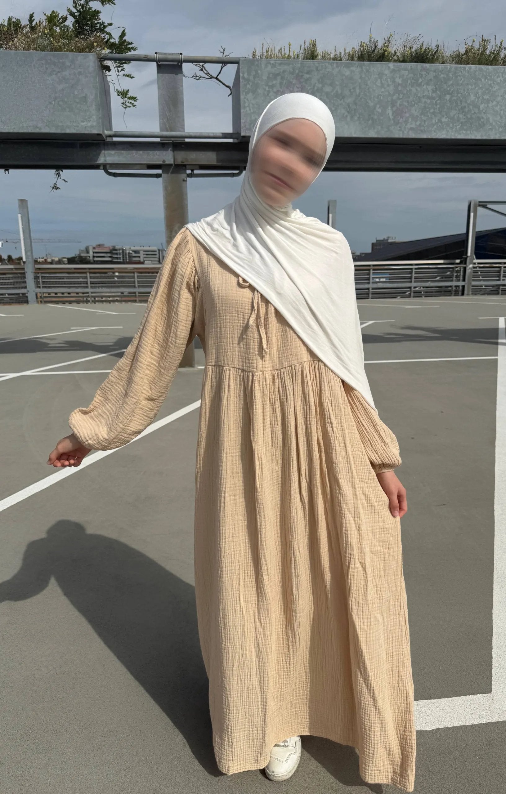 maxi-kleid aus 100% baumwolle mit crinkle-struktur und lockerer passform