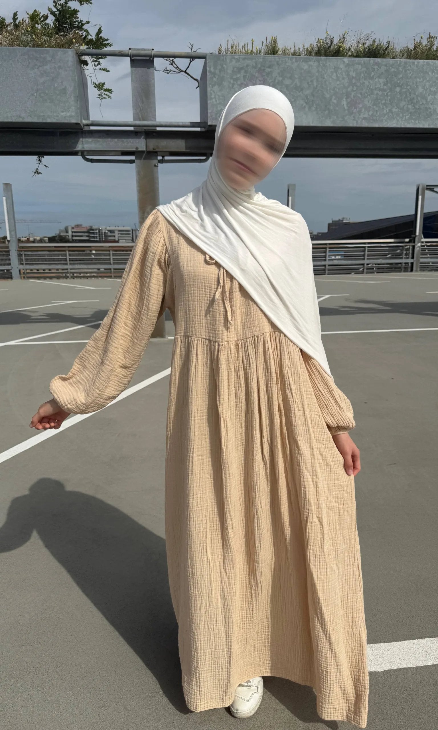 maxi-kleid aus 100% baumwolle mit crinkle-struktur und lockerer passform