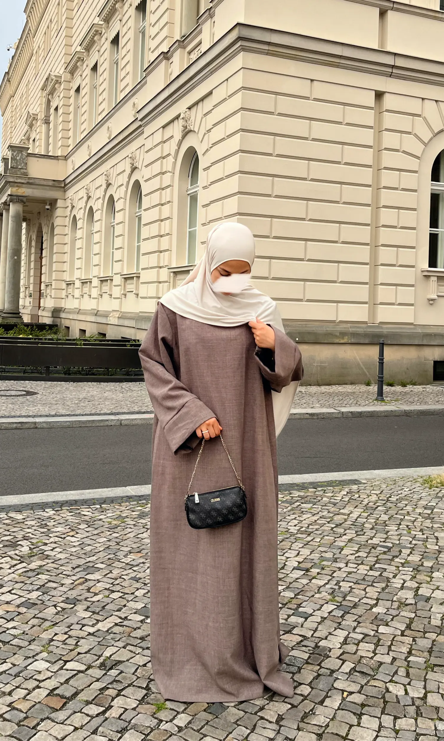 Eine schlichte Basic-Abaya in Leinenoptik (Modest Fashion), ca. 1,45 m lang, gerade geschnitten, Frontansicht.