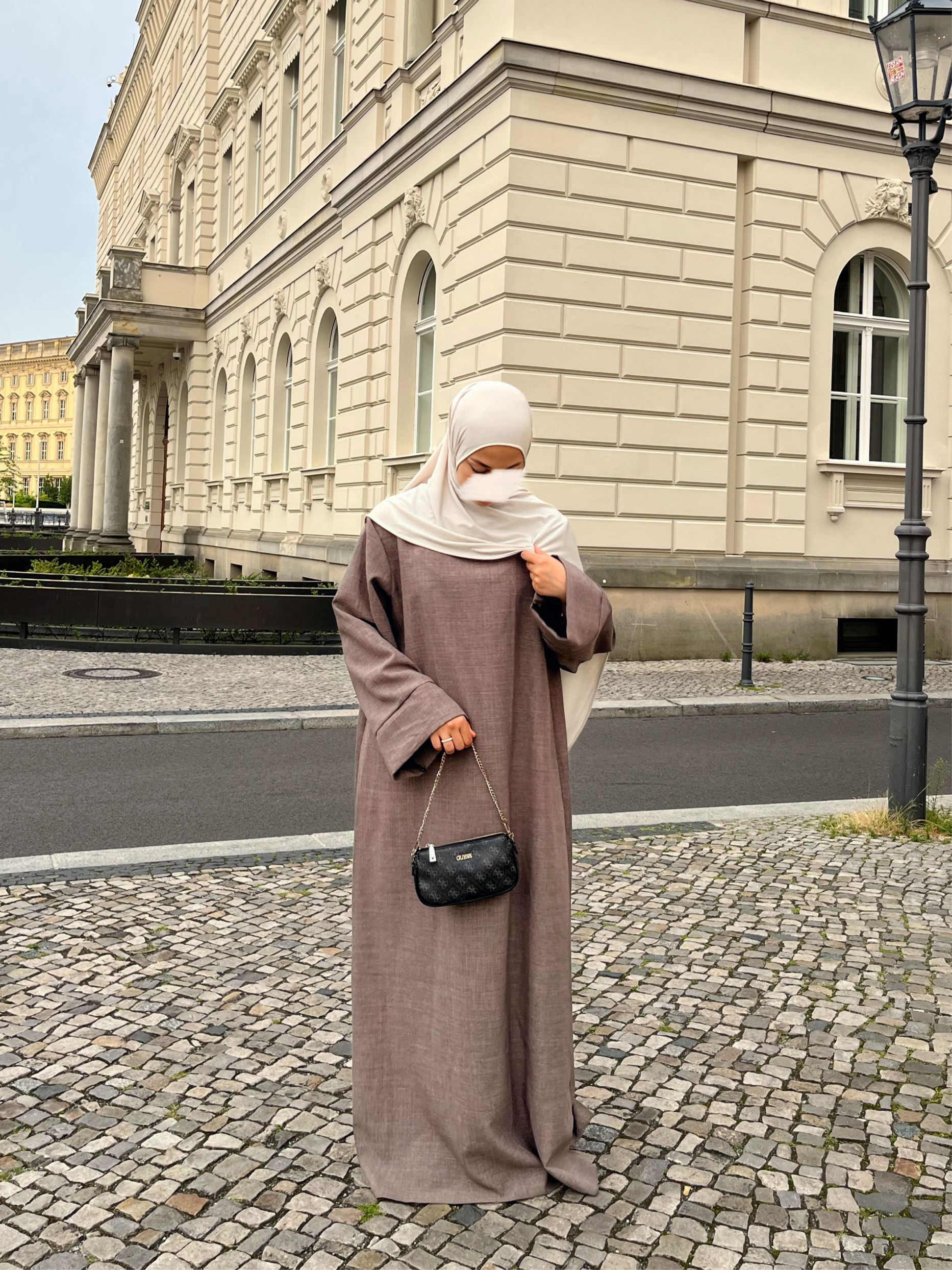 Eine schlichte Basic-Abaya in Leinenoptik (Modest Fashion), ca. 1,45 m lang, gerade geschnitten, Frontansicht.