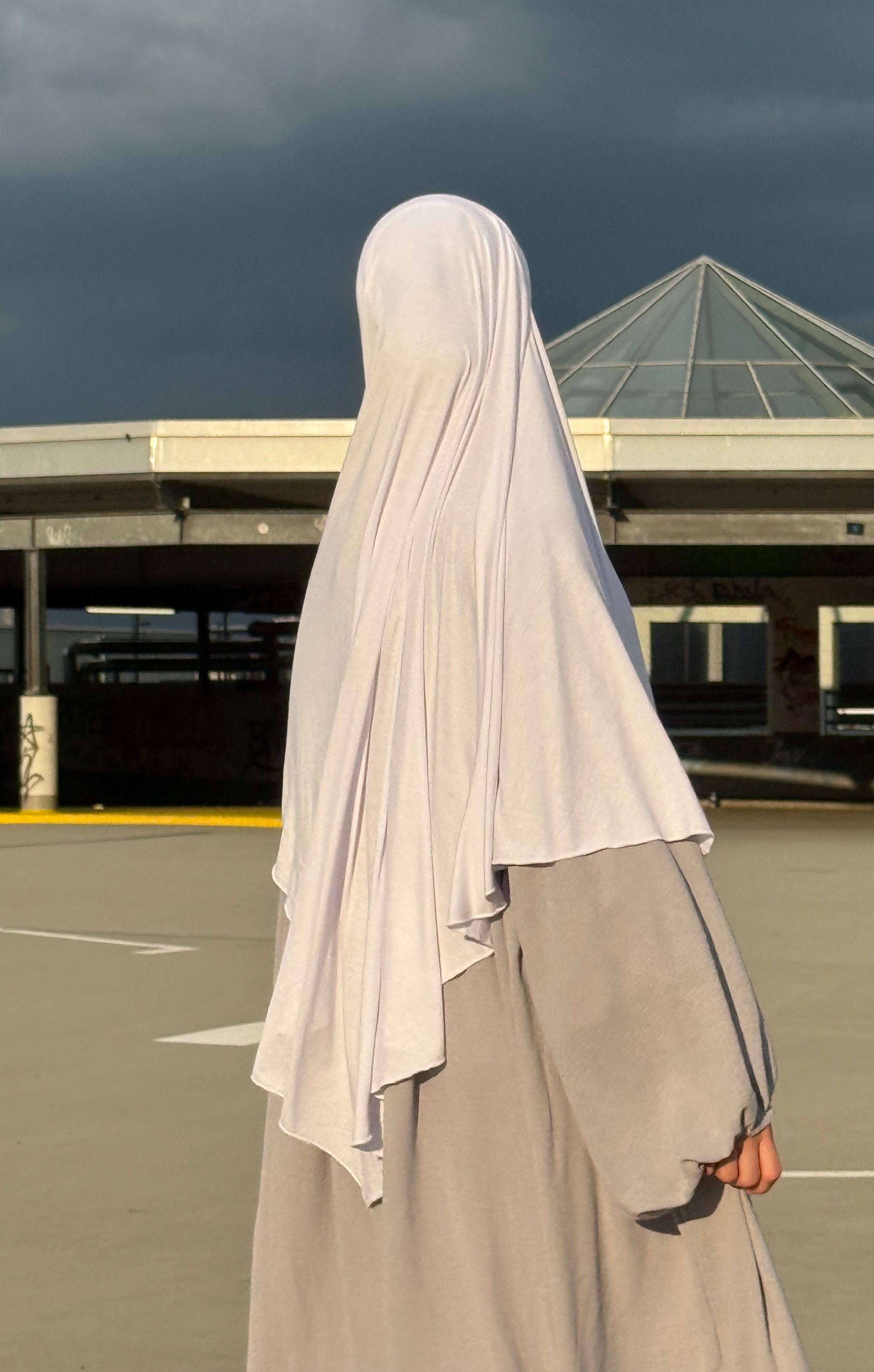 Jersey Khimar aus 95% Viskose und 5% Elastan in Hellgrau, gezeigt in Rückenansicht.