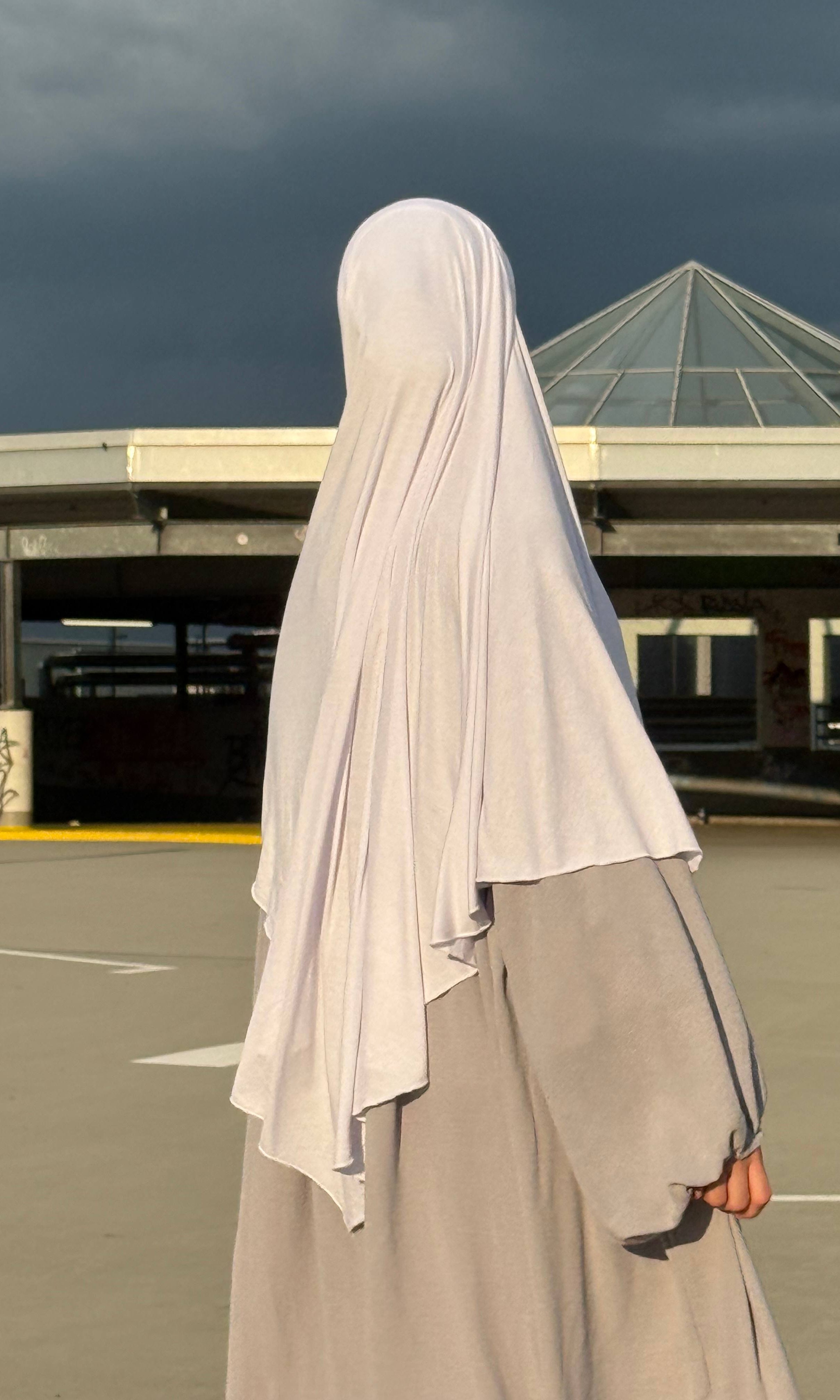 Jersey Khimar aus 95% Viskose und 5% Elastan in Hellgrau, gezeigt in Rückenansicht.