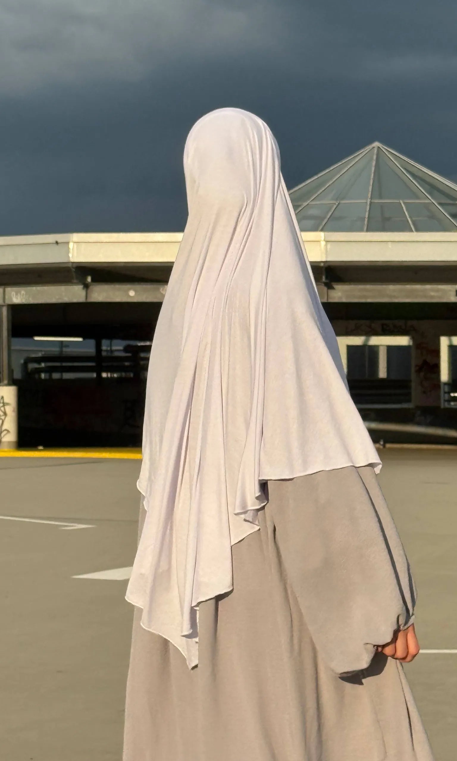 Jersey Khimar aus 95% Viskose und 5% Elastan in Hellgrau, gezeigt in Rückenansicht.