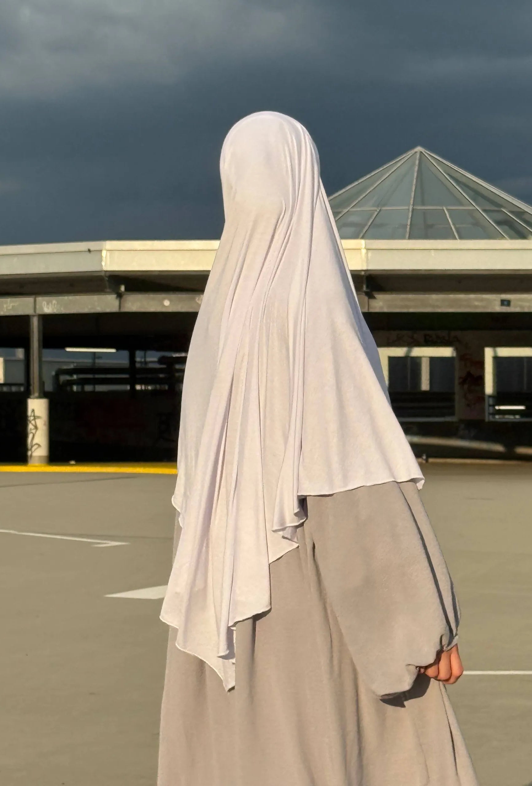 Jersey Khimar aus 95% Viskose und 5% Elastan in Hellgrau, gezeigt in Rückenansicht.