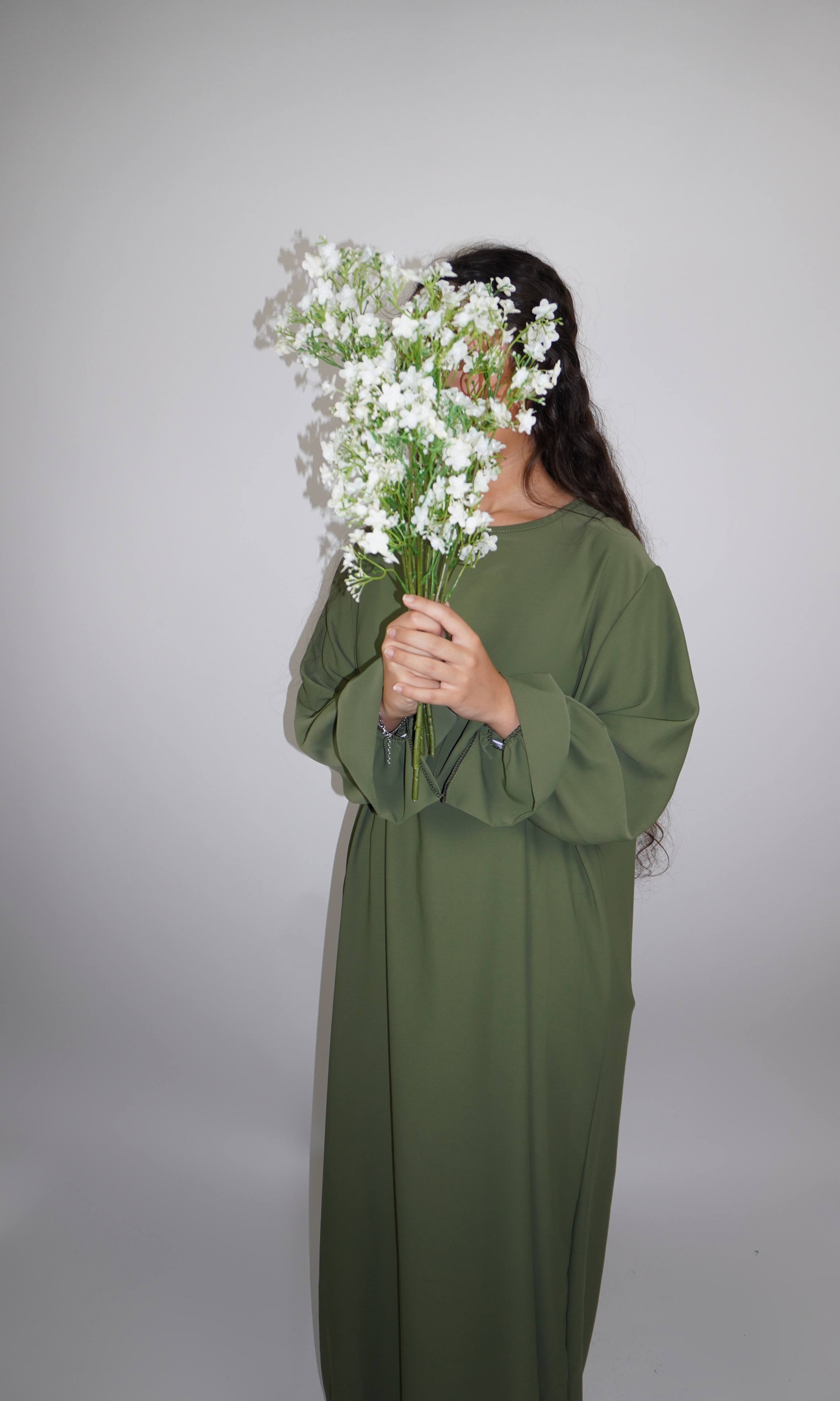 abaya olivgrün aus medina-seide mit rüschenärmeln, frontansicht