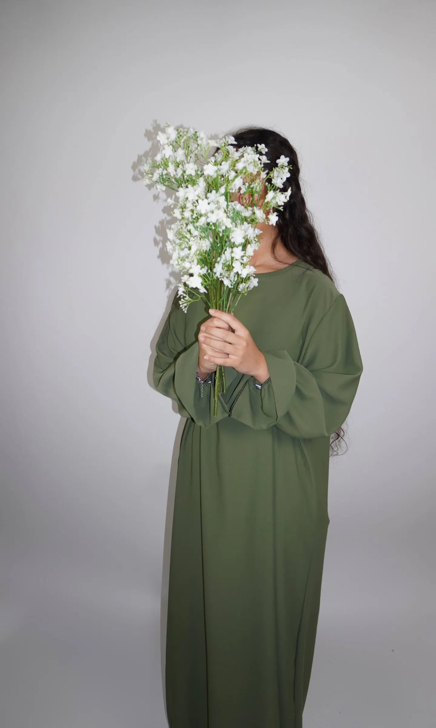 abaya olivgrün aus medina-seide mit rüschenärmeln, frontansicht