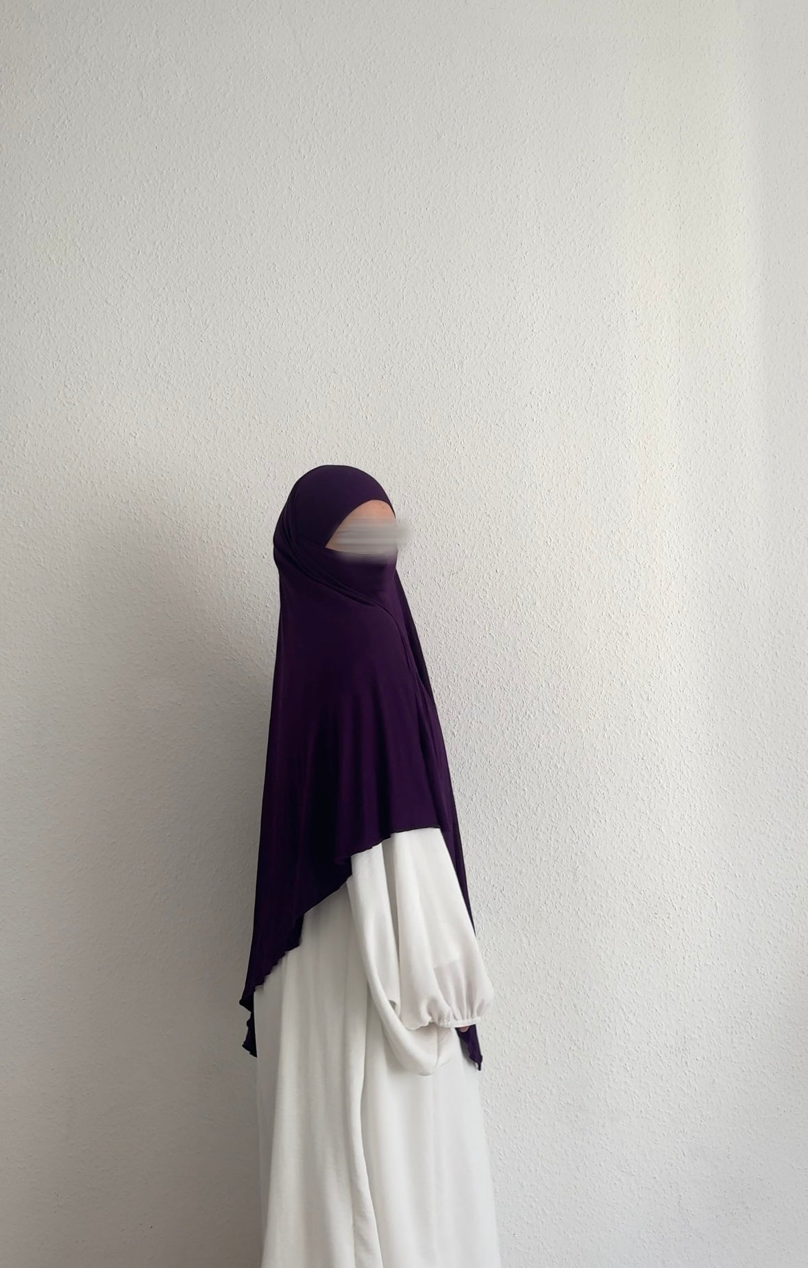 Jersey Khimar aus Viskose‑Elastan in Dunkelviolett, seitliche Profilansicht.
