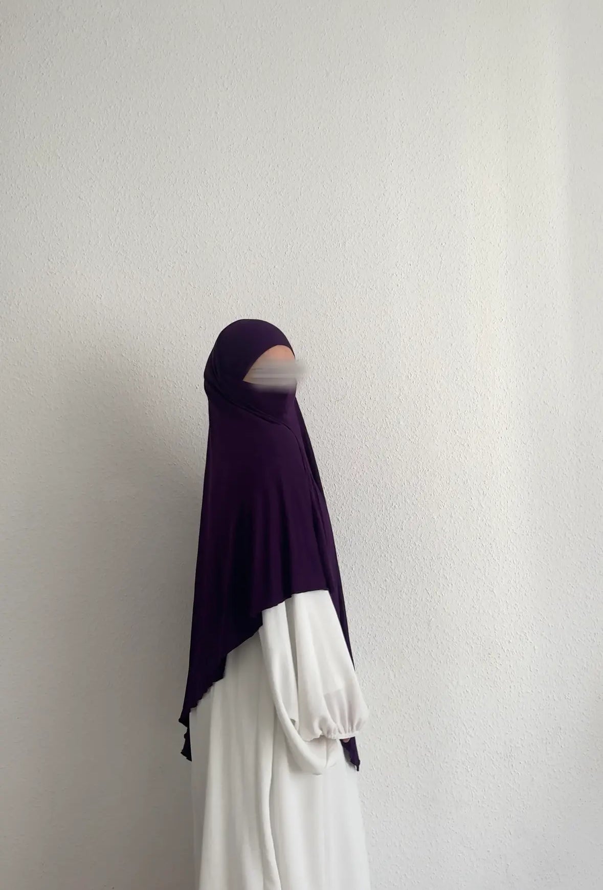 Jersey Khimar aus Viskose‑Elastan in Dunkelviolett, seitliche Profilansicht.