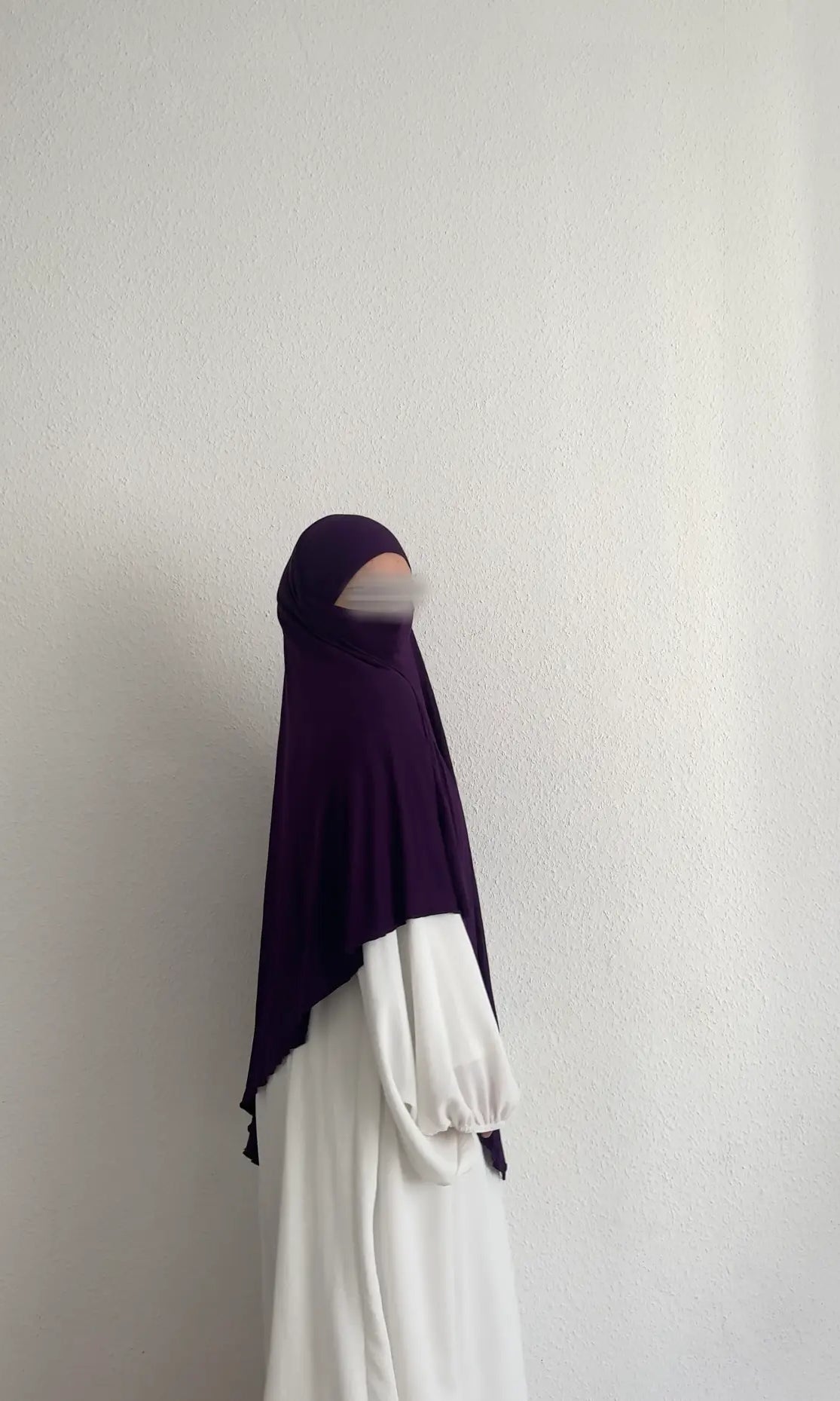 Jersey Khimar aus Viskose‑Elastan in Dunkelviolett, seitliche Profilansicht.