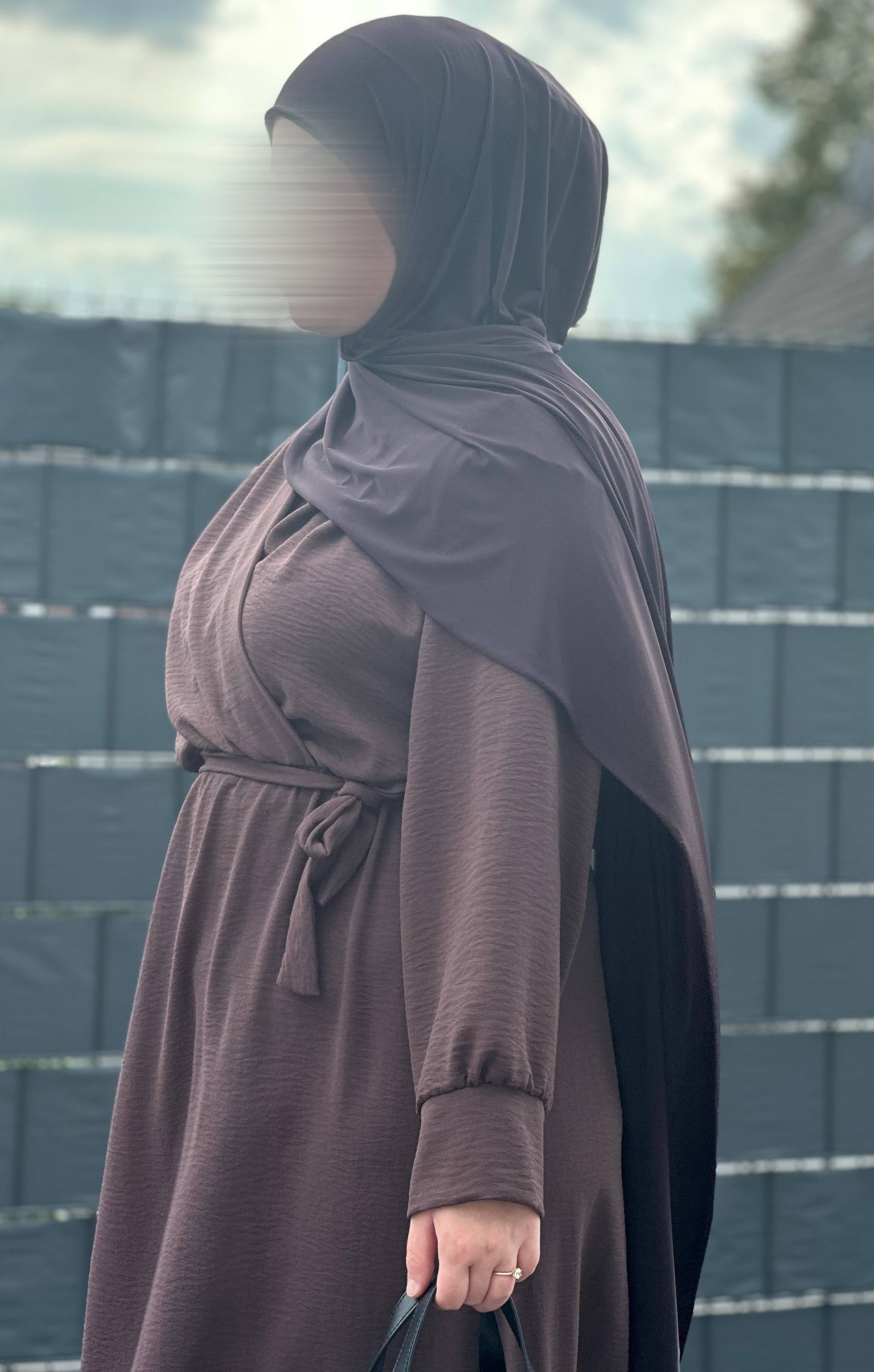 wickelkleid braun aus jazzstoff mit bindegürtel und langen bündchenärmeln, seitenansicht, maxi-länge