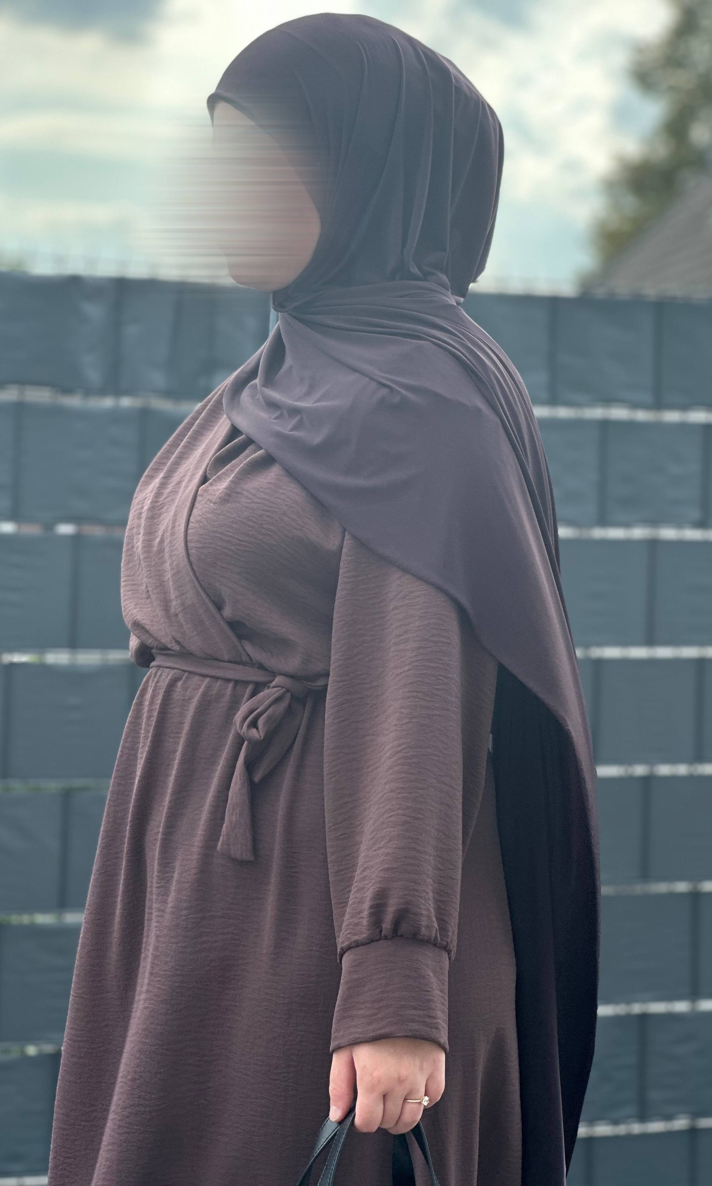 wickelkleid braun aus jazzstoff mit bindegürtel und langen bündchenärmeln, seitenansicht, maxi-länge