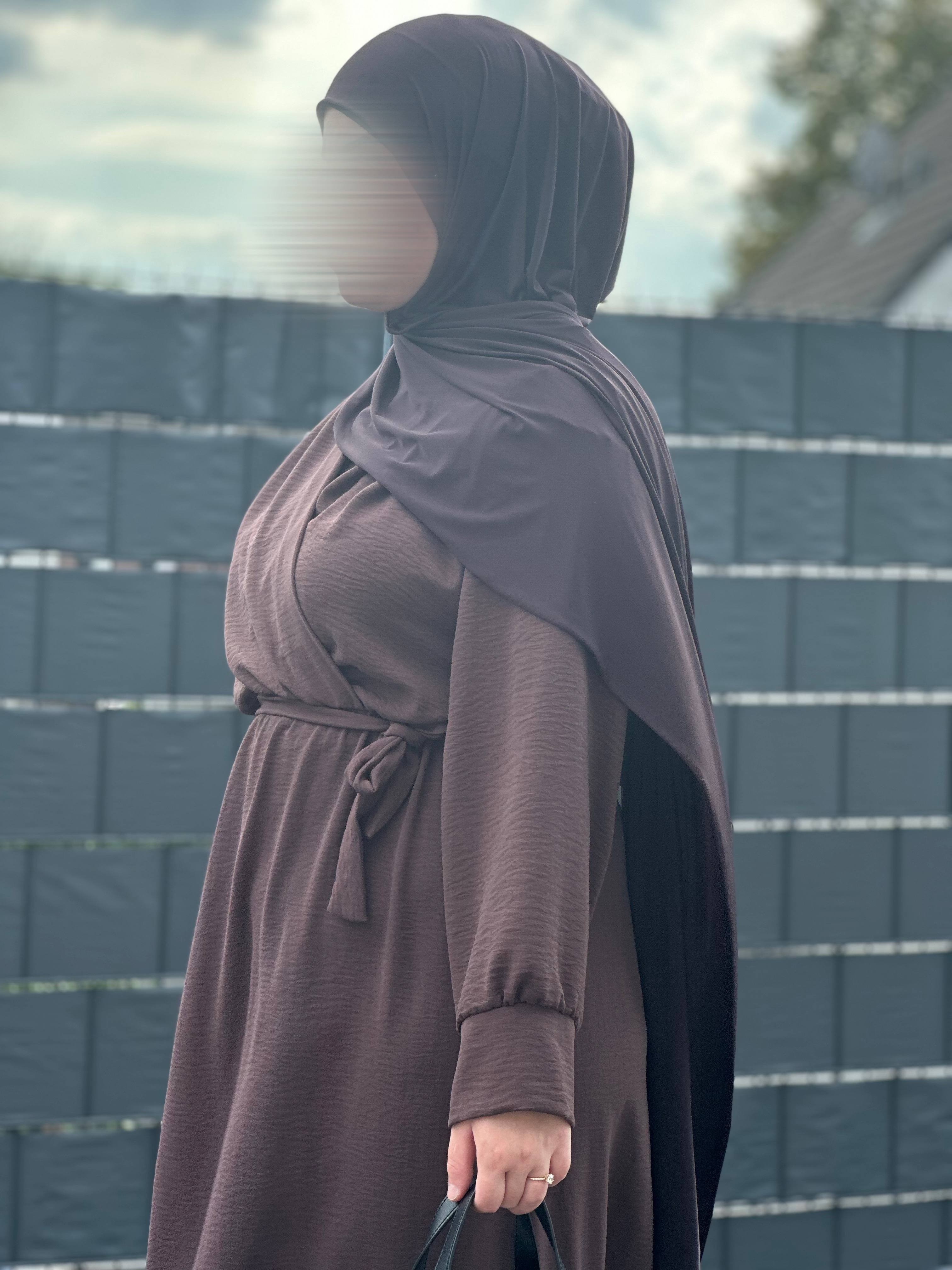 wickelkleid braun aus jazzstoff mit bindegürtel und langen bündchenärmeln, seitenansicht, maxi-länge