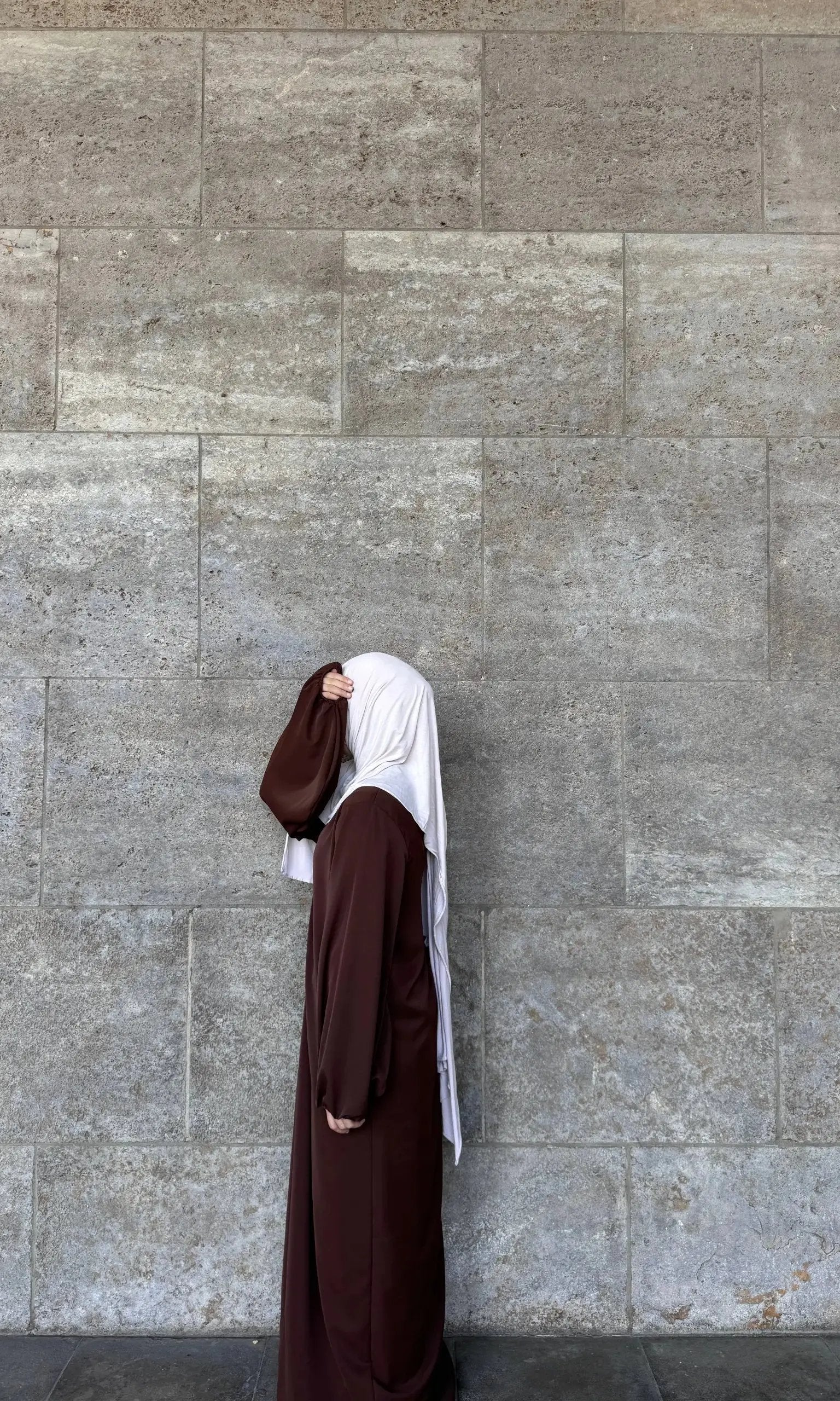 Dunkelbraune Abaya aus Medina-Seide mit Ballonärmeln, Seitenansicht