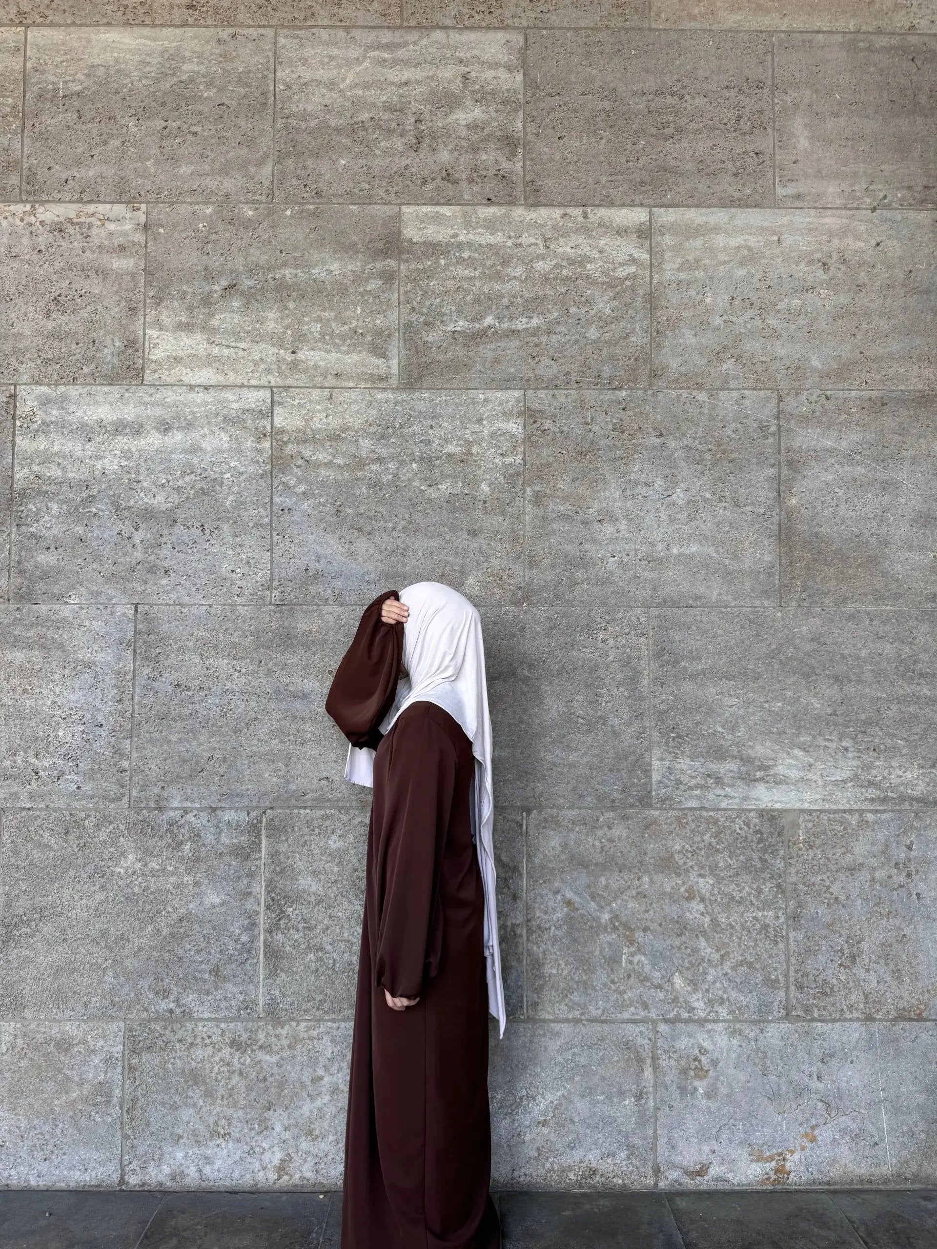 Dunkelbraune Abaya aus Medina-Seide mit Ballonärmeln, Seitenansicht