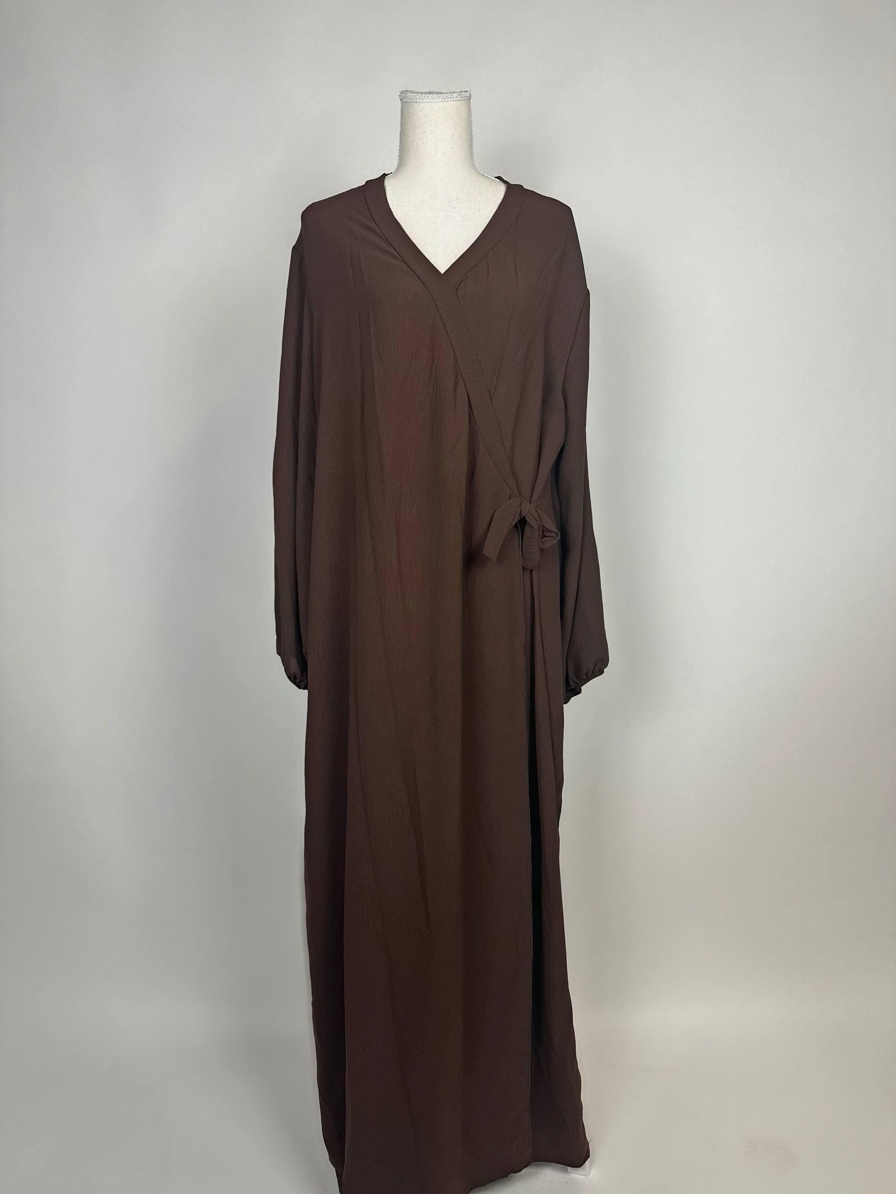 Braune Wickelabaya aus leichtem Stoff zeigt Ballonärmel und seitliche Schleife im Modest Hijab-Stil, Vorderansicht.