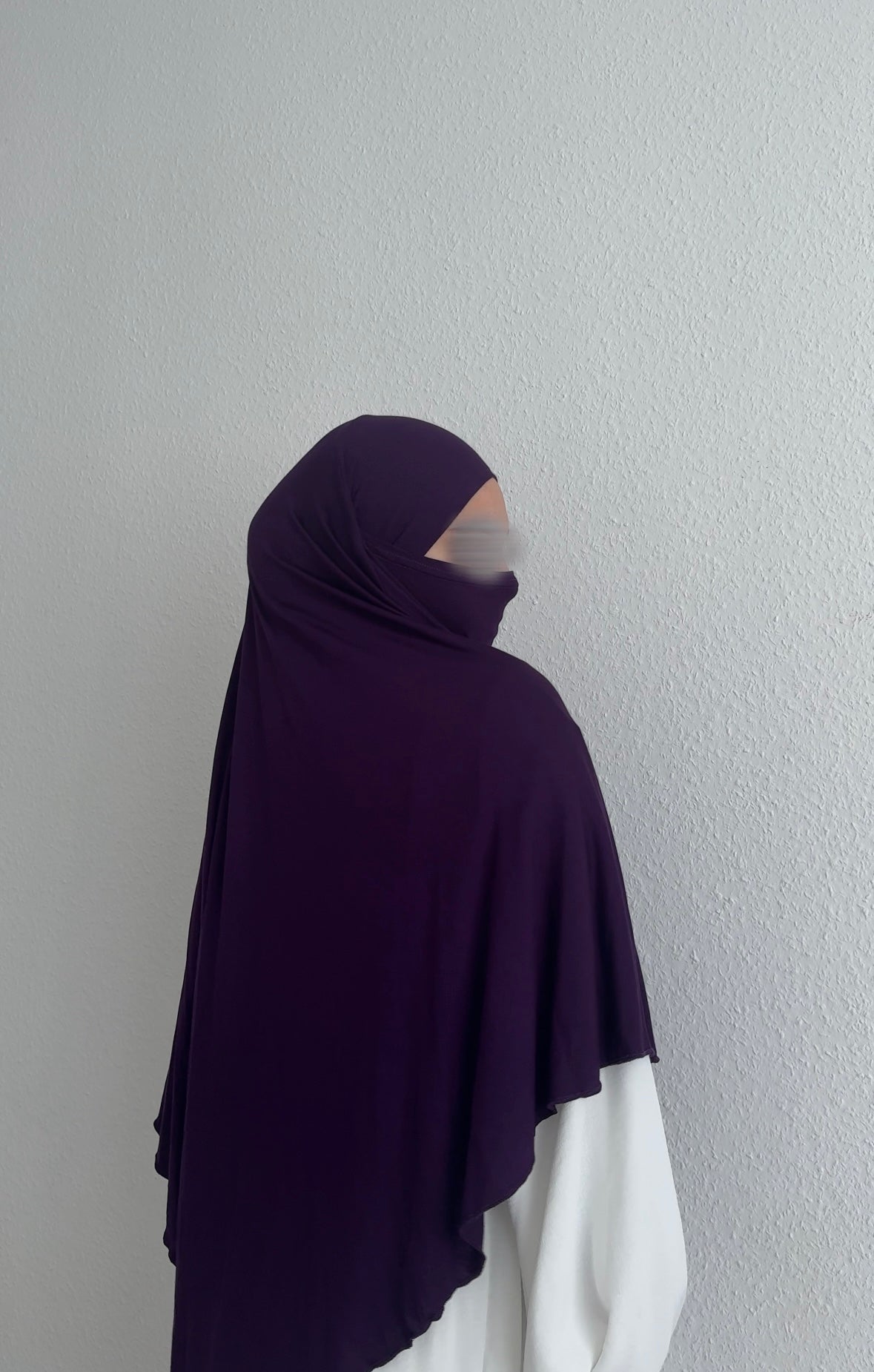 Jersey Khimar dunkelviolett (95% Viskose, 5% Elastan), seitliche Rückenansicht.