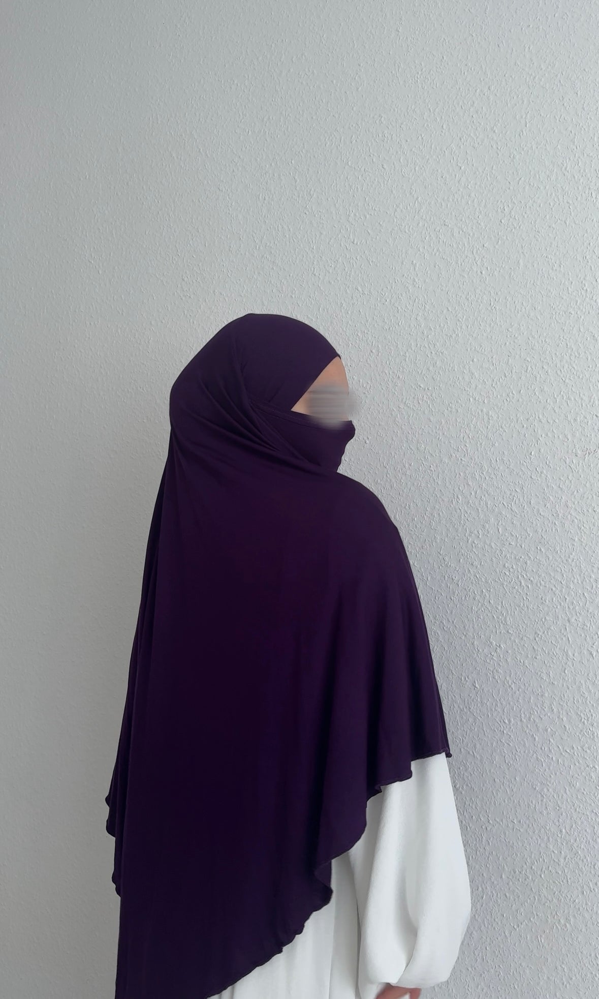Jersey Khimar dunkelviolett (95% Viskose, 5% Elastan), seitliche Rückenansicht.