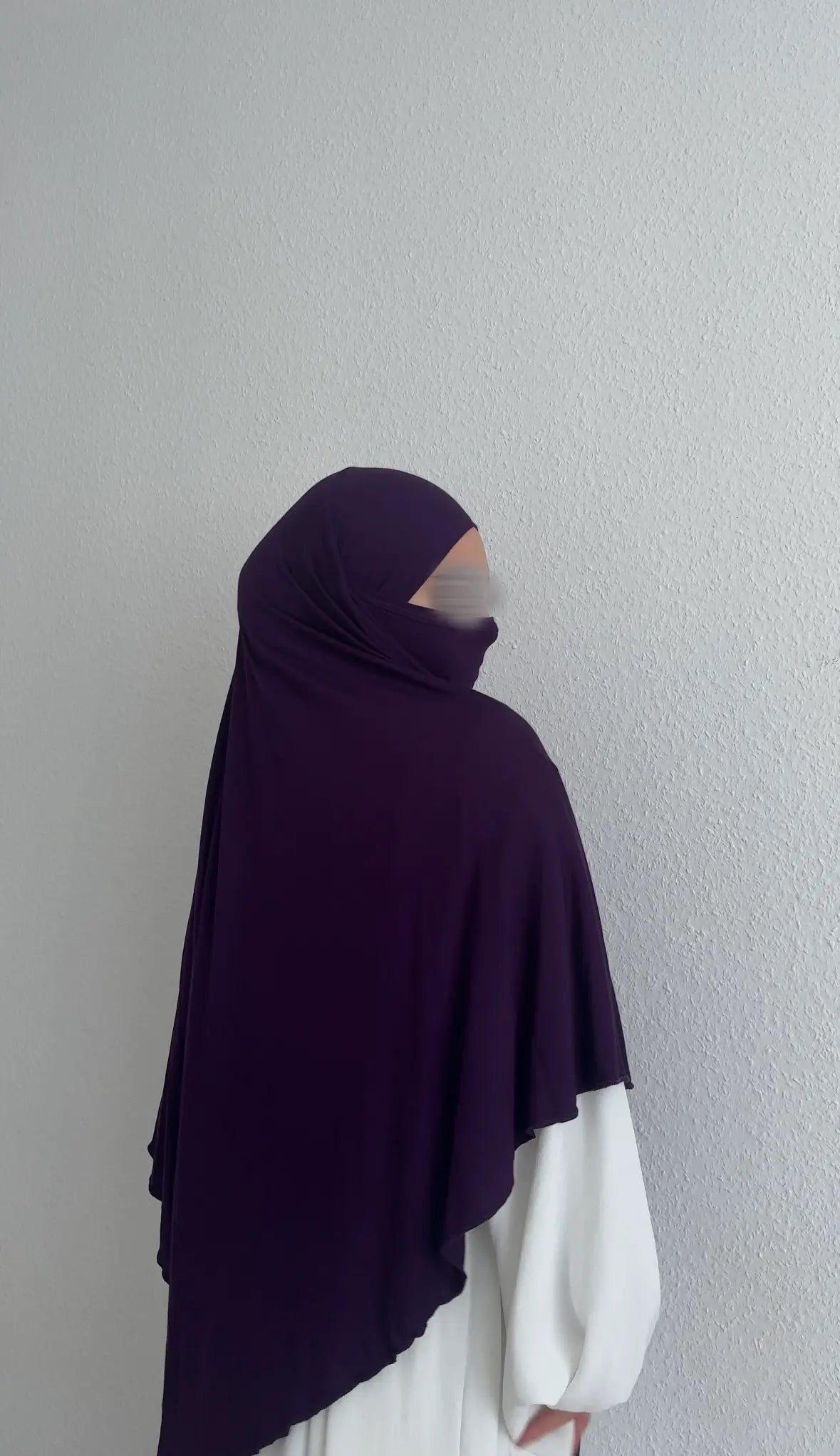 Jersey Khimar dunkelviolett (95% Viskose, 5% Elastan), seitliche Rückenansicht.