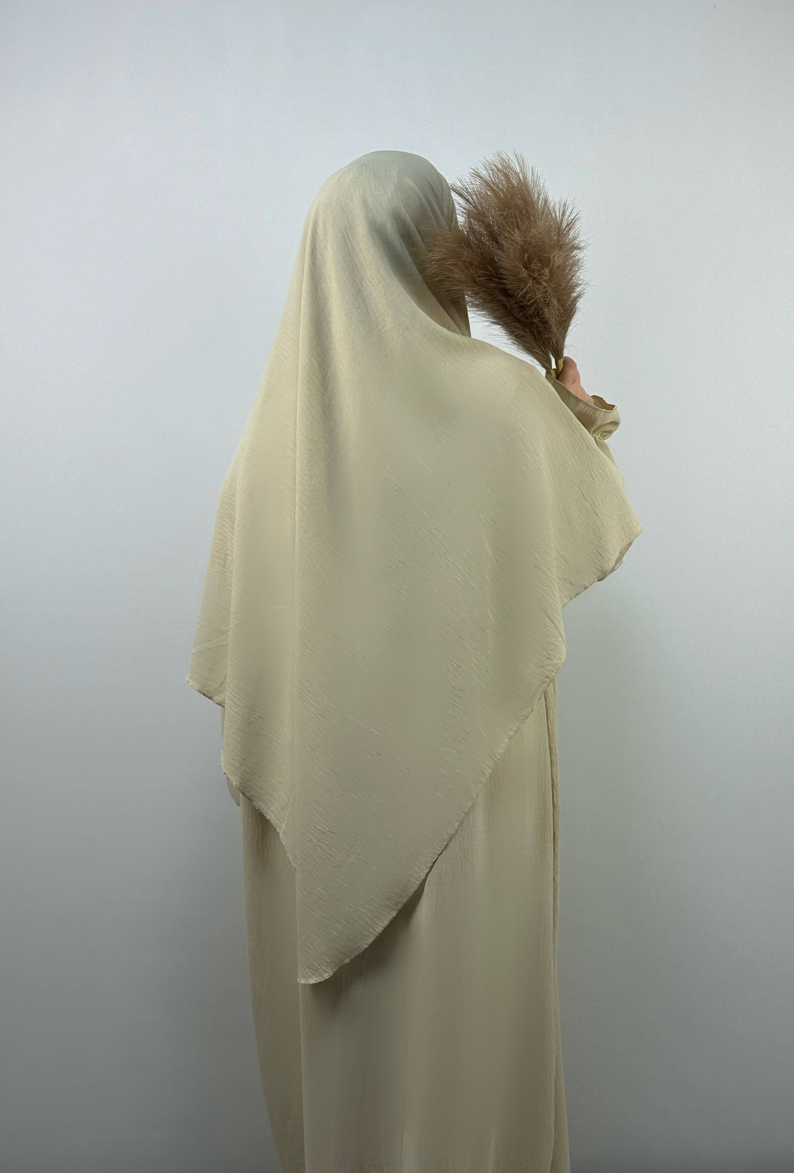 abaya- und khimar-set in beige aus leichtem jazz-stoff, spitzer khimar-saum, rückansicht