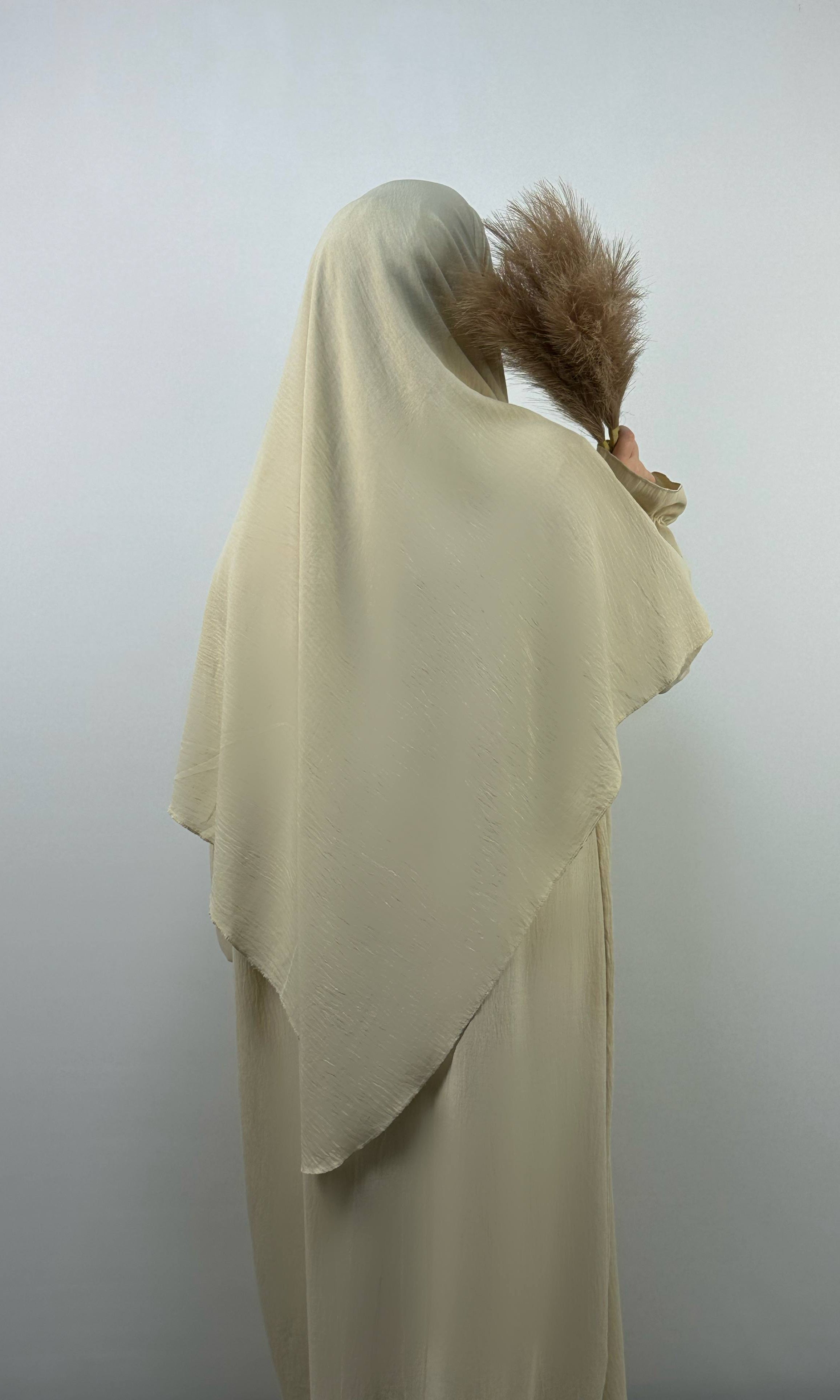 abaya- und khimar-set in beige aus leichtem jazz-stoff, spitzer khimar-saum, rückansicht