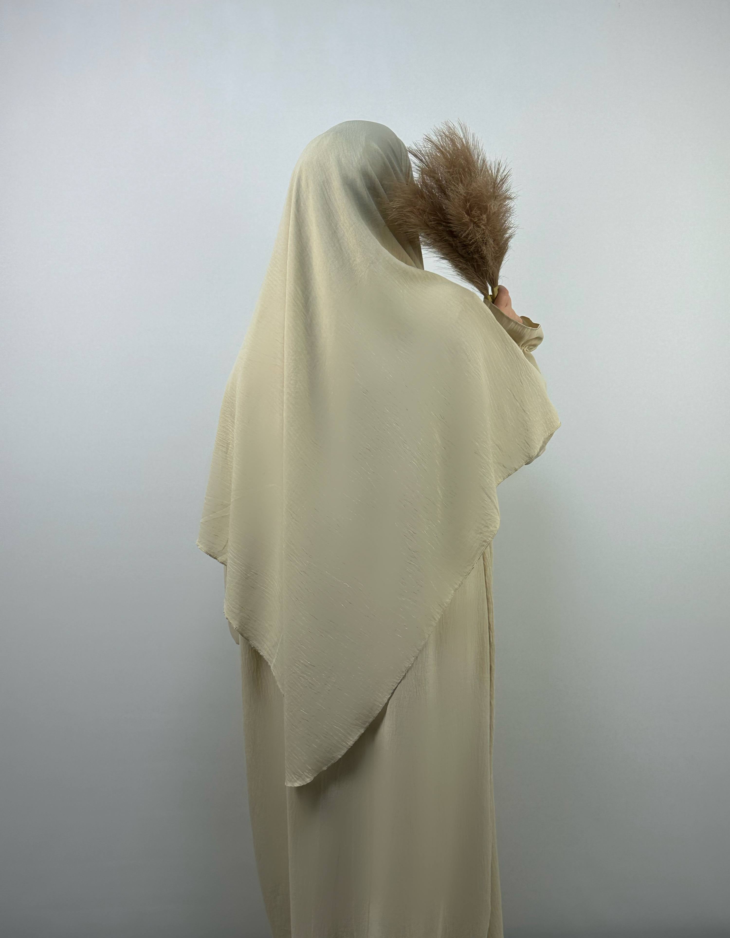 abaya- und khimar-set in beige aus leichtem jazz-stoff, spitzer khimar-saum, rückansicht