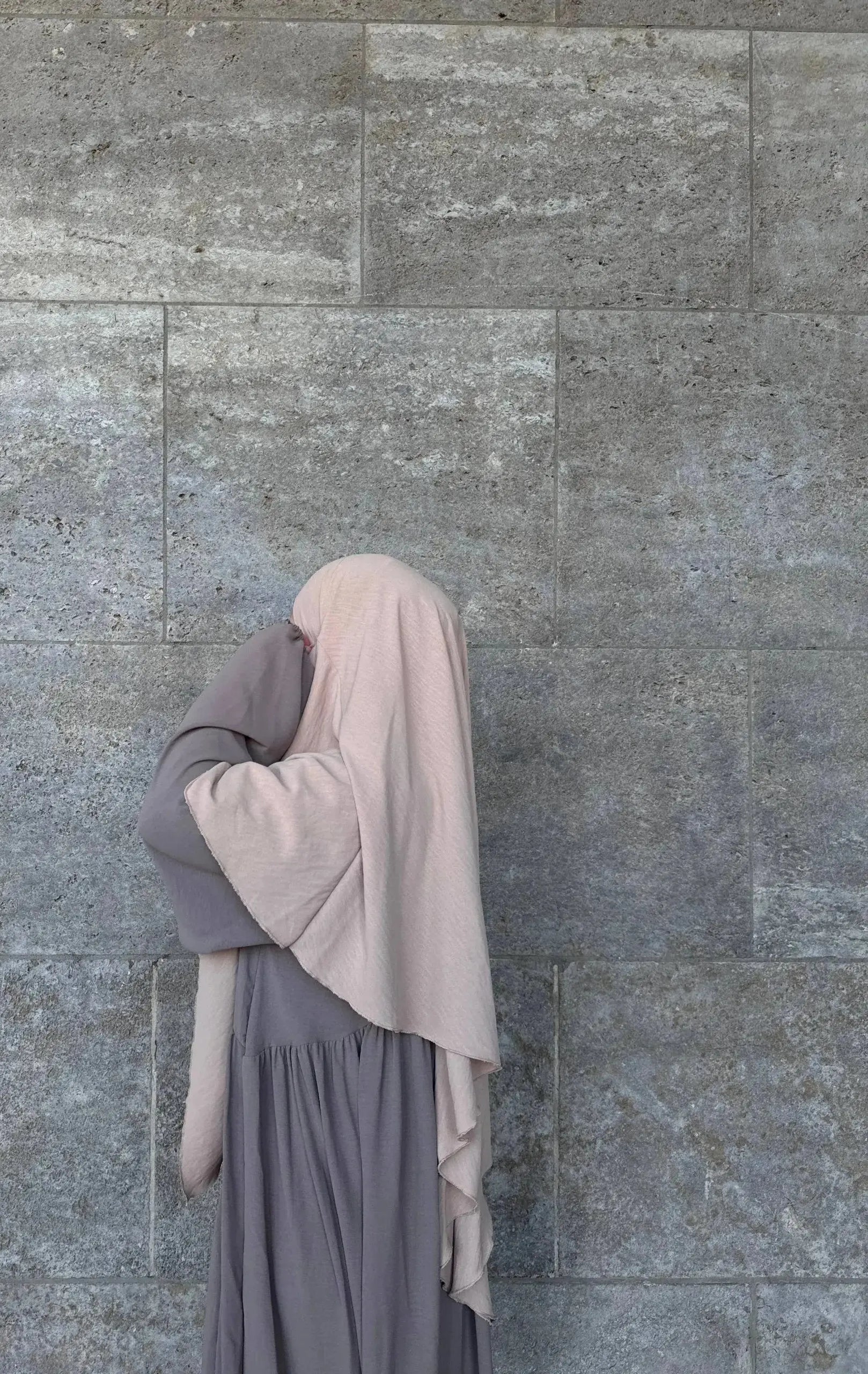 abaya in taupe aus jazz-stoff mit weitem fall und weiten ärmeln, seitenansicht