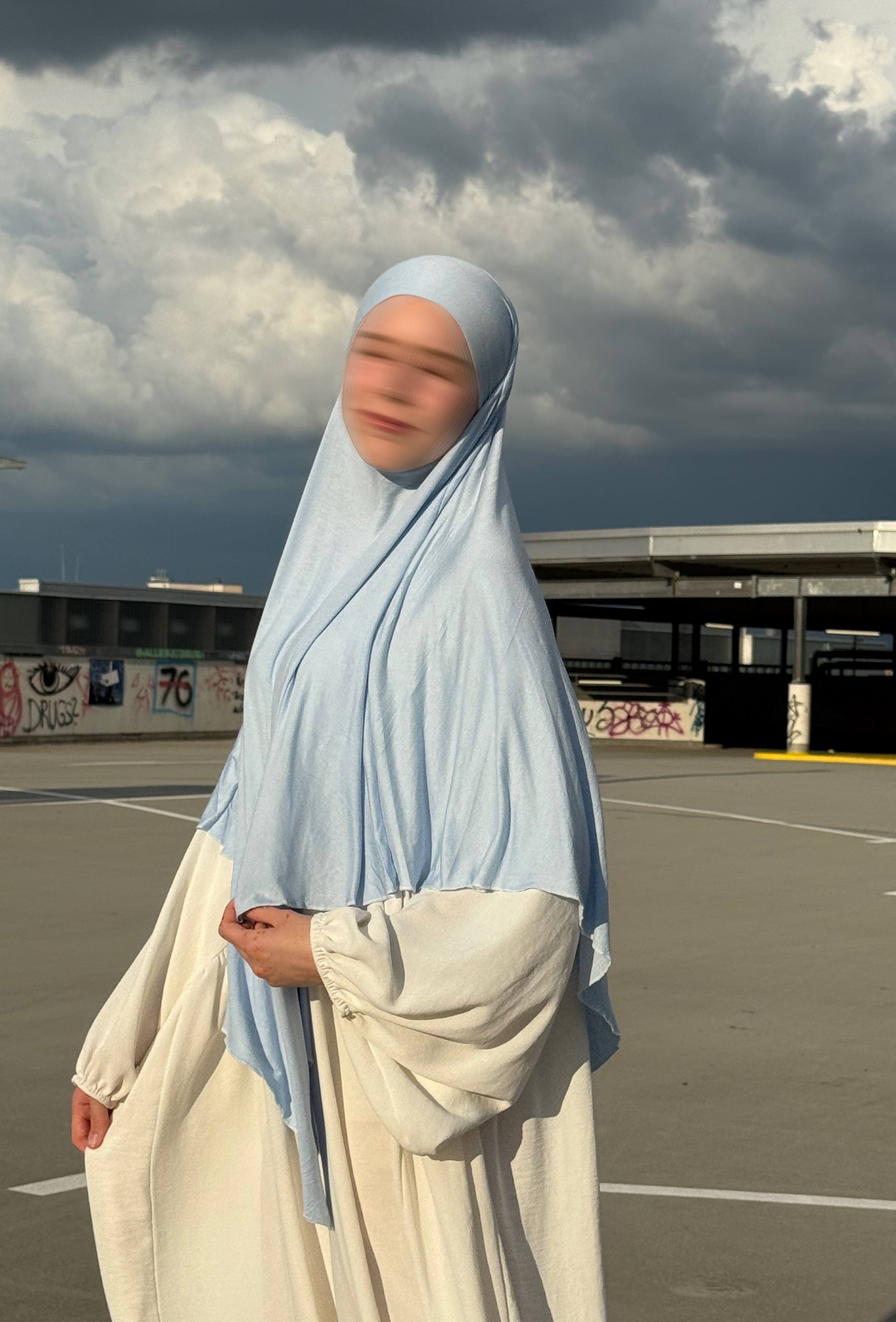 Der hellblaue Jersey-Khimar aus Viskose-Jersey wird in Dreiviertelansicht gezeigt.