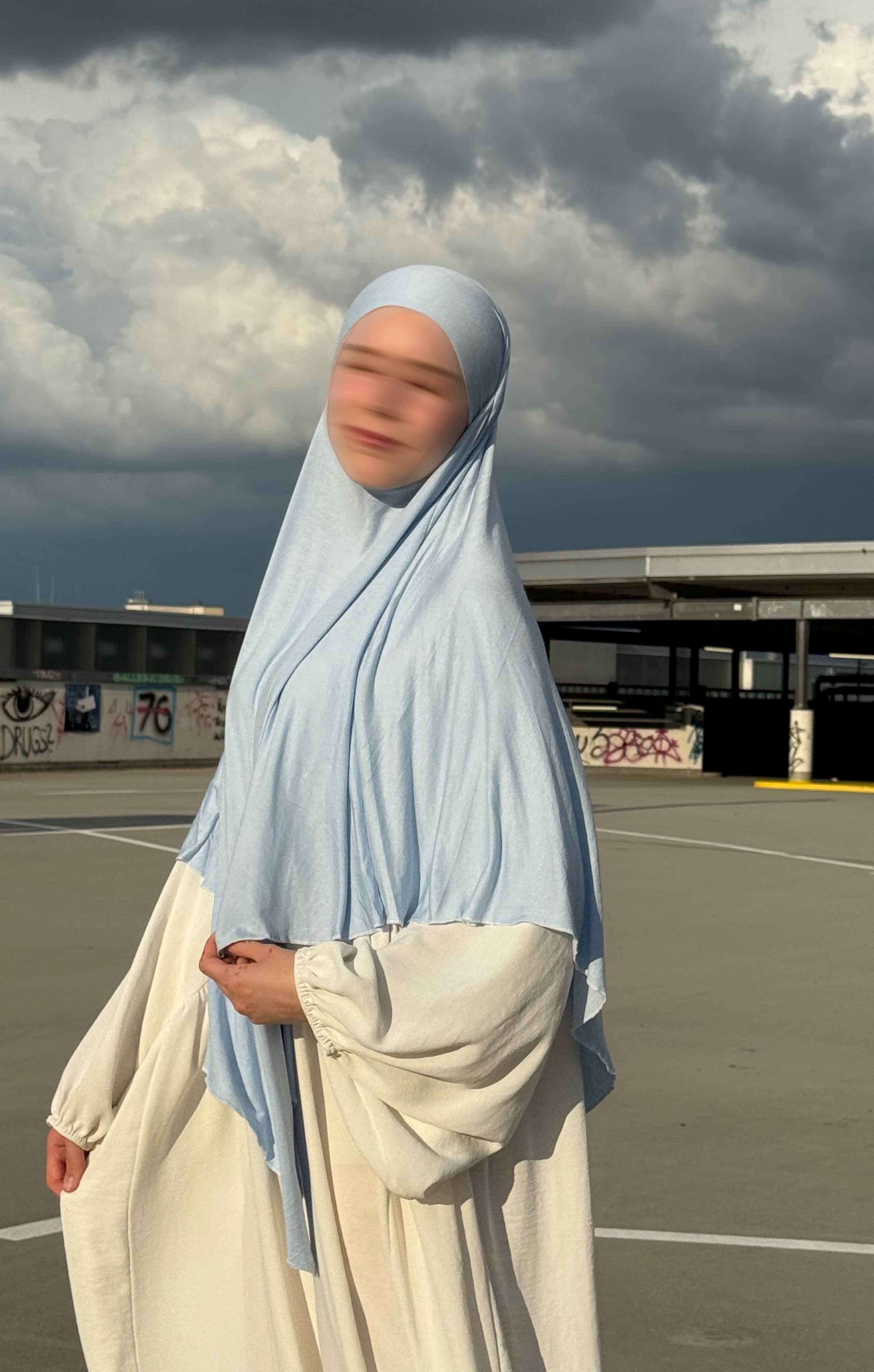 Der hellblaue Jersey-Khimar aus Viskose-Jersey wird in Dreiviertelansicht gezeigt.