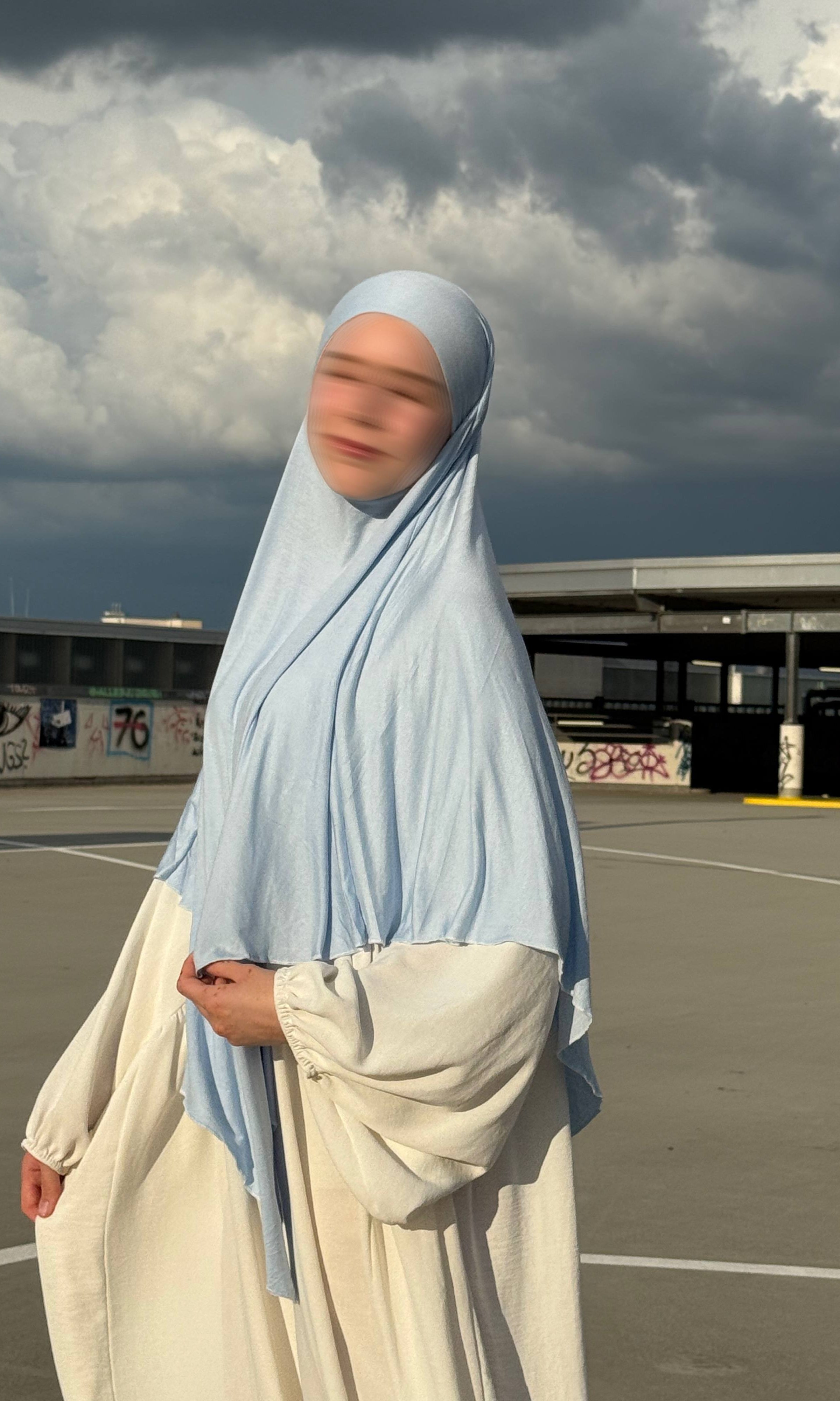 Der hellblaue Jersey-Khimar aus Viskose-Jersey wird in Dreiviertelansicht gezeigt.