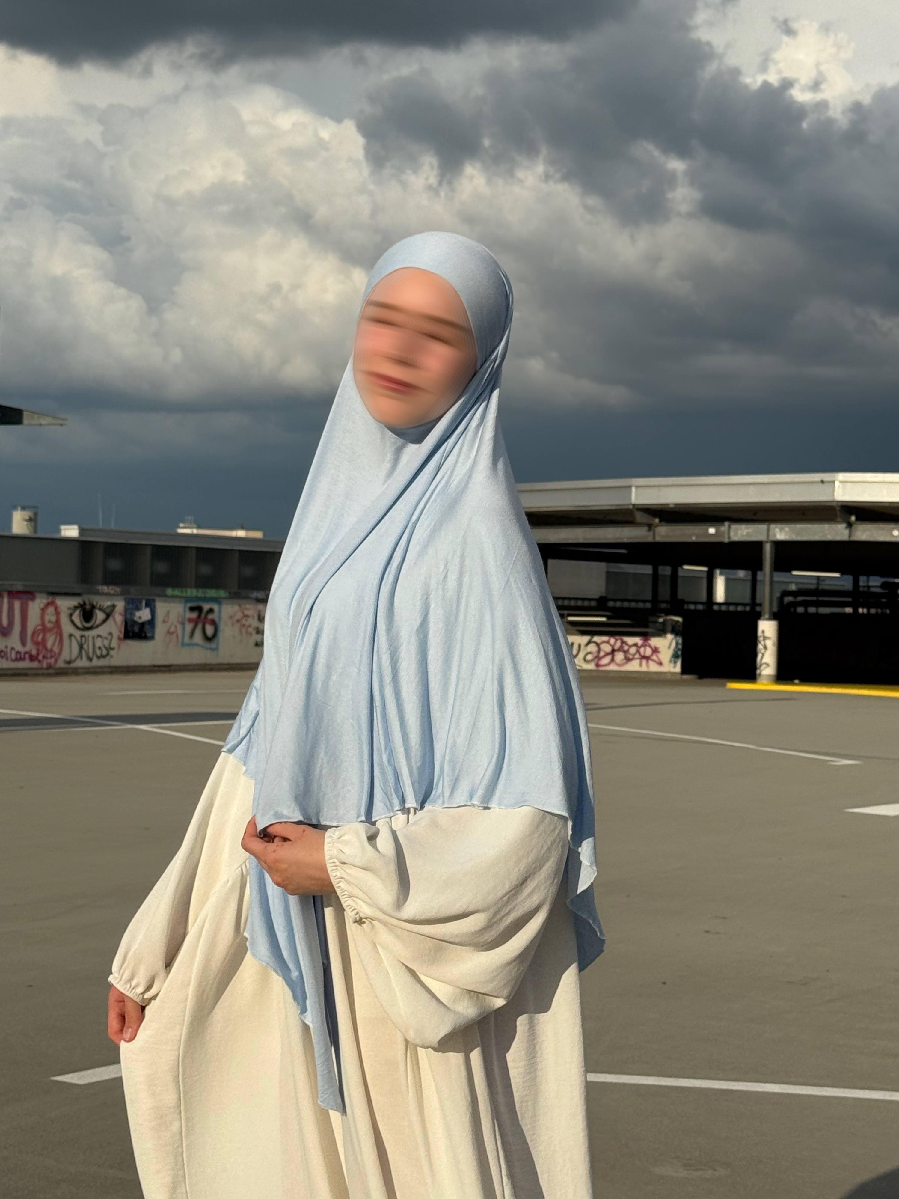 Der hellblaue Jersey-Khimar aus Viskose-Jersey wird in Dreiviertelansicht gezeigt.