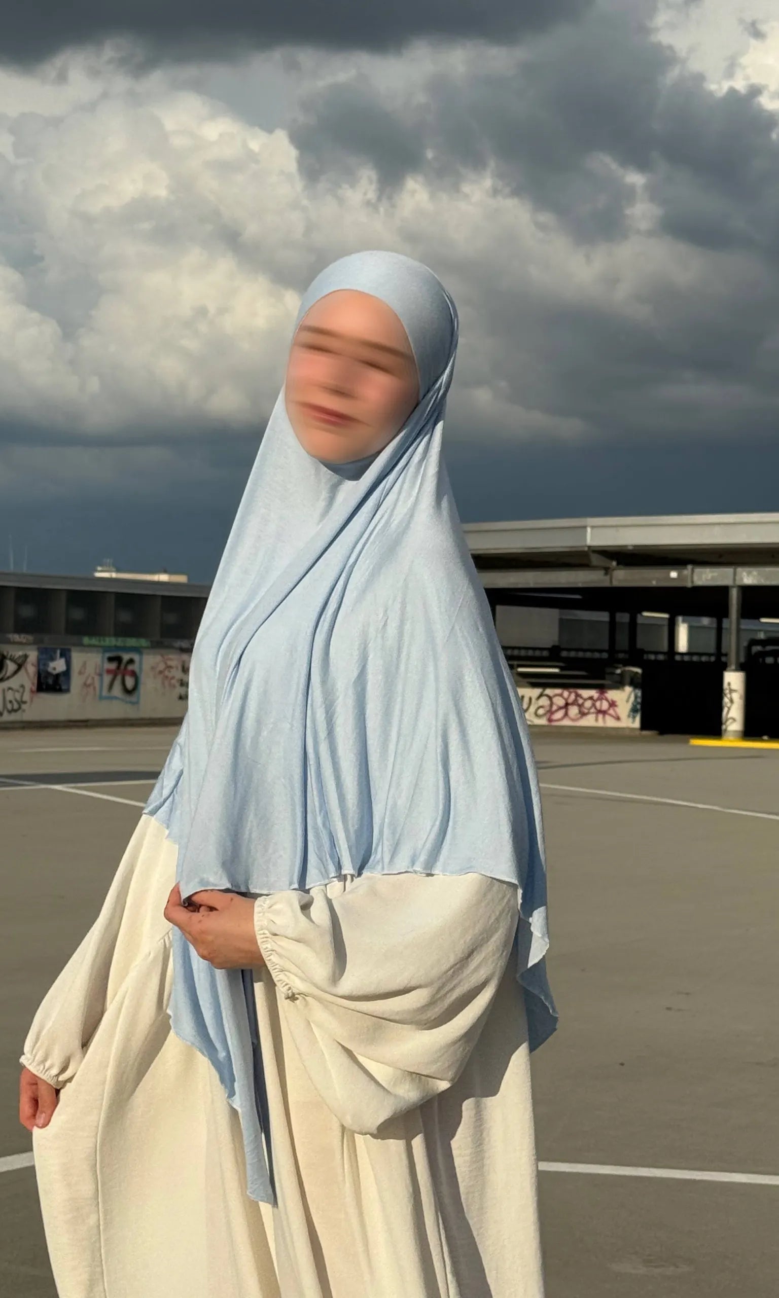 Der hellblaue Jersey-Khimar aus Viskose-Jersey wird in Dreiviertelansicht gezeigt.