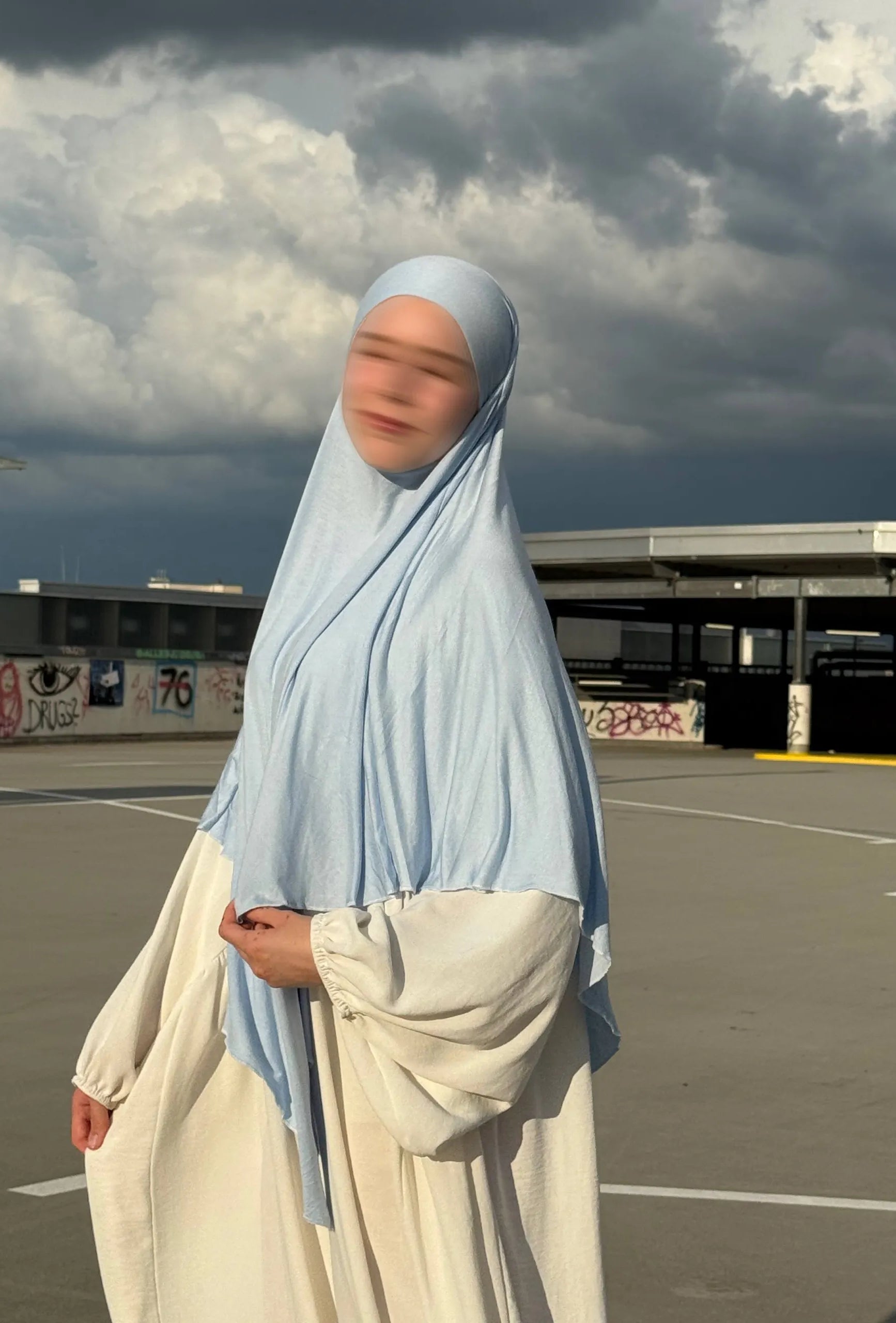 Der hellblaue Jersey-Khimar aus Viskose-Jersey wird in Dreiviertelansicht gezeigt.