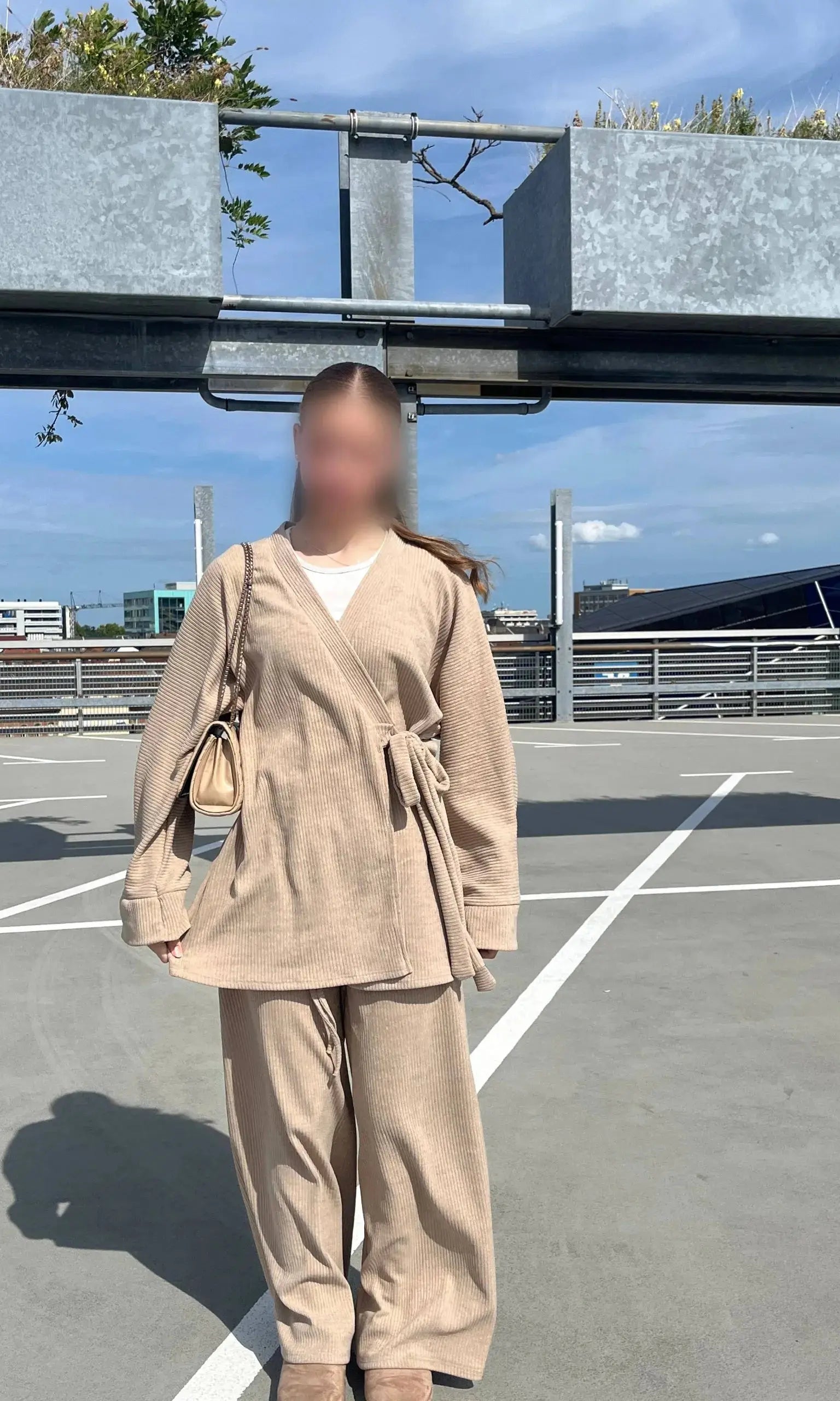 cord-zweiteiler mit langem oberteil und passender hose, frontansicht