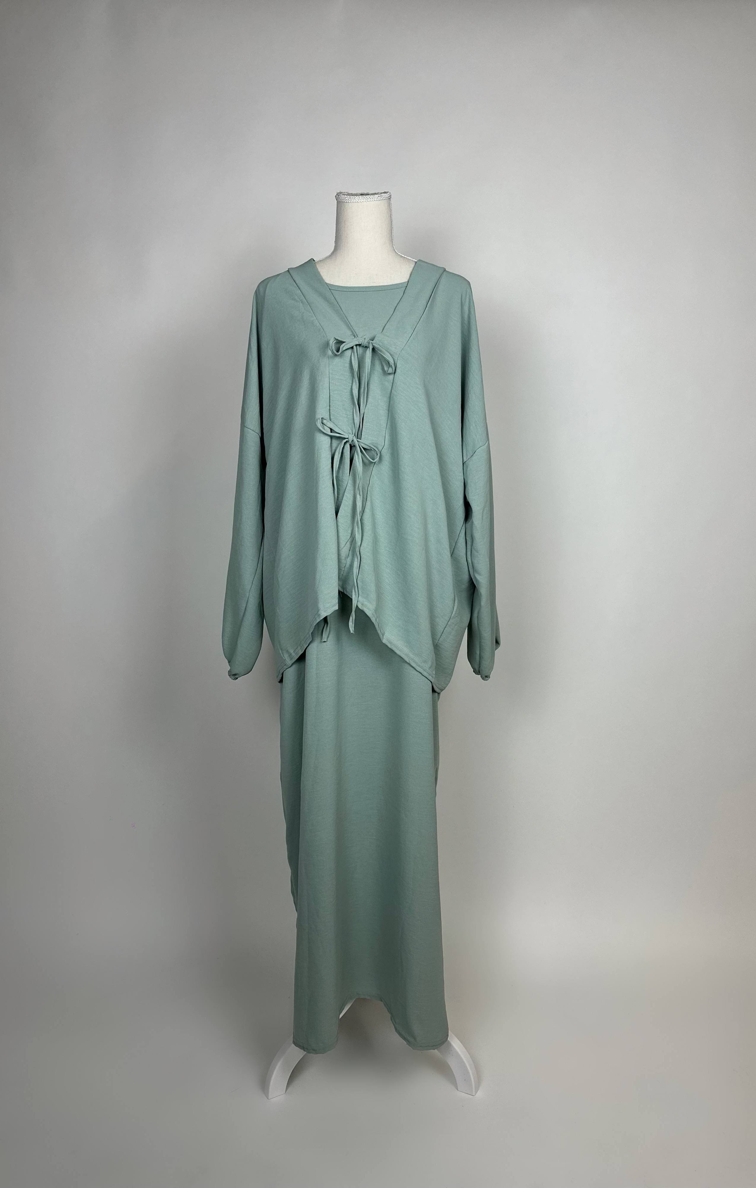 Salbeigrünes Abaya-Zweiteiler-Set aus Jersey im Modest-Stil mit Schleifen am Oberteil und Unterkleid, Vorderansicht.