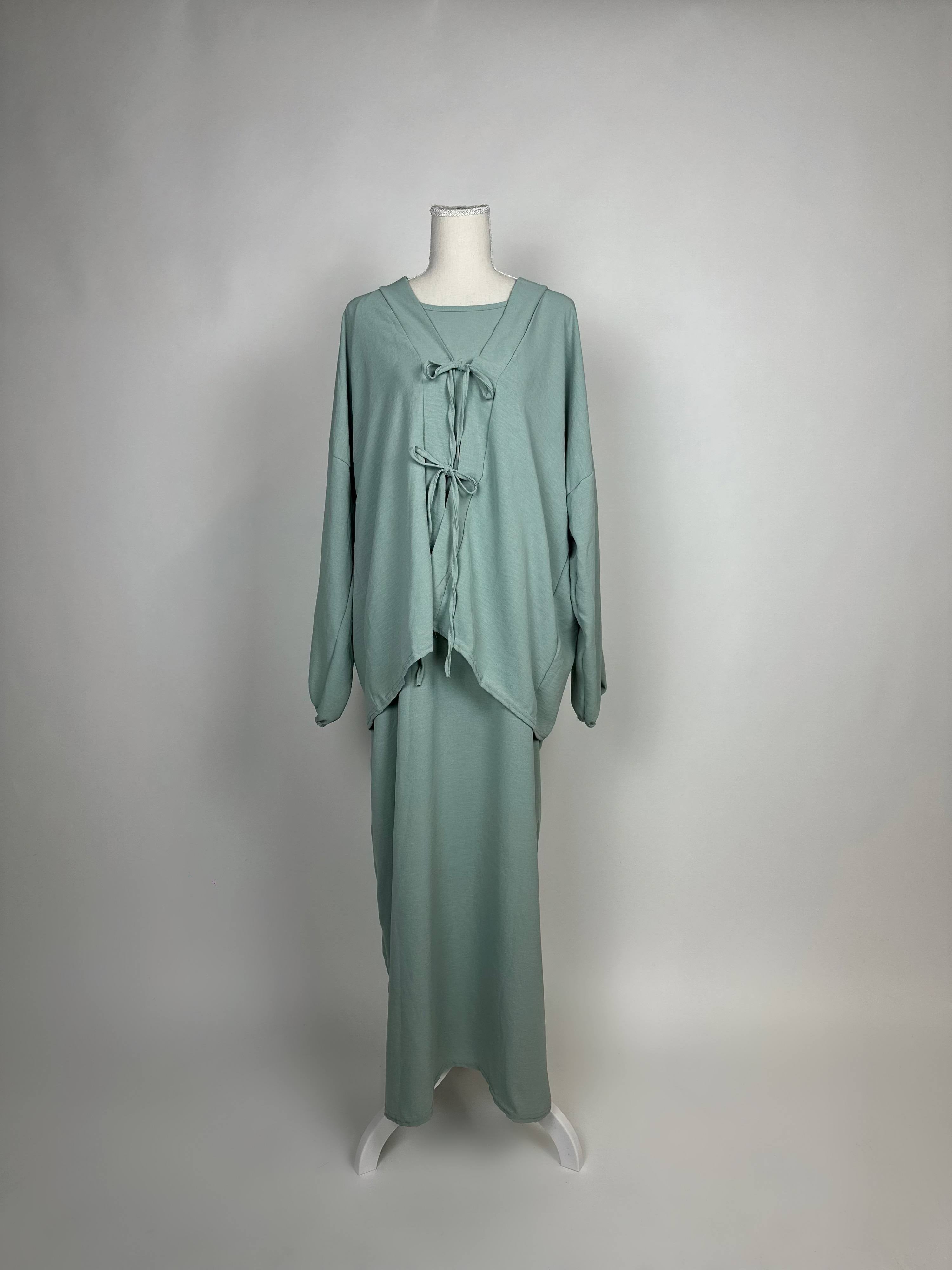 Salbeigrünes Abaya-Zweiteiler-Set aus Jersey im Modest-Stil mit Schleifen am Oberteil und Unterkleid, Vorderansicht.