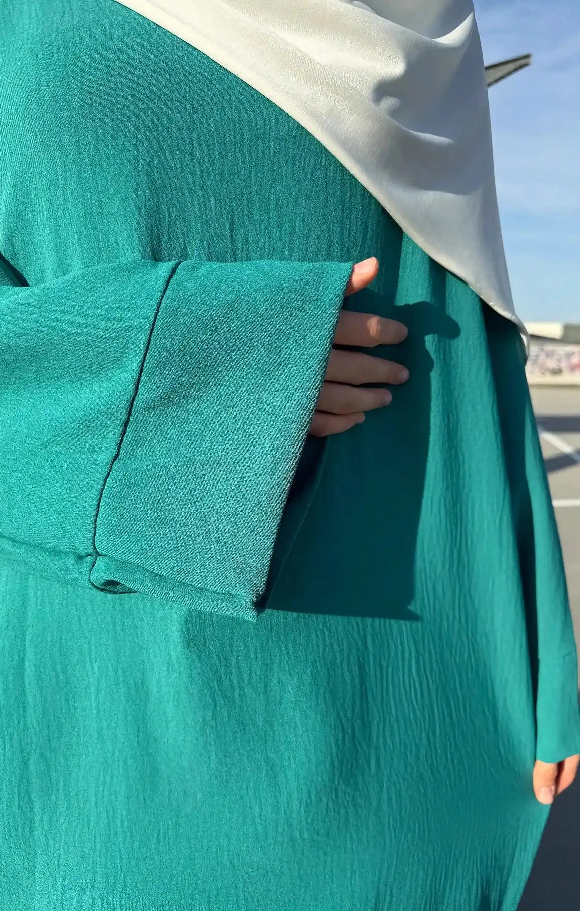 abaya aus 100% jazz in maxilänge, lange ärmel, gerade silhouette, frontansicht