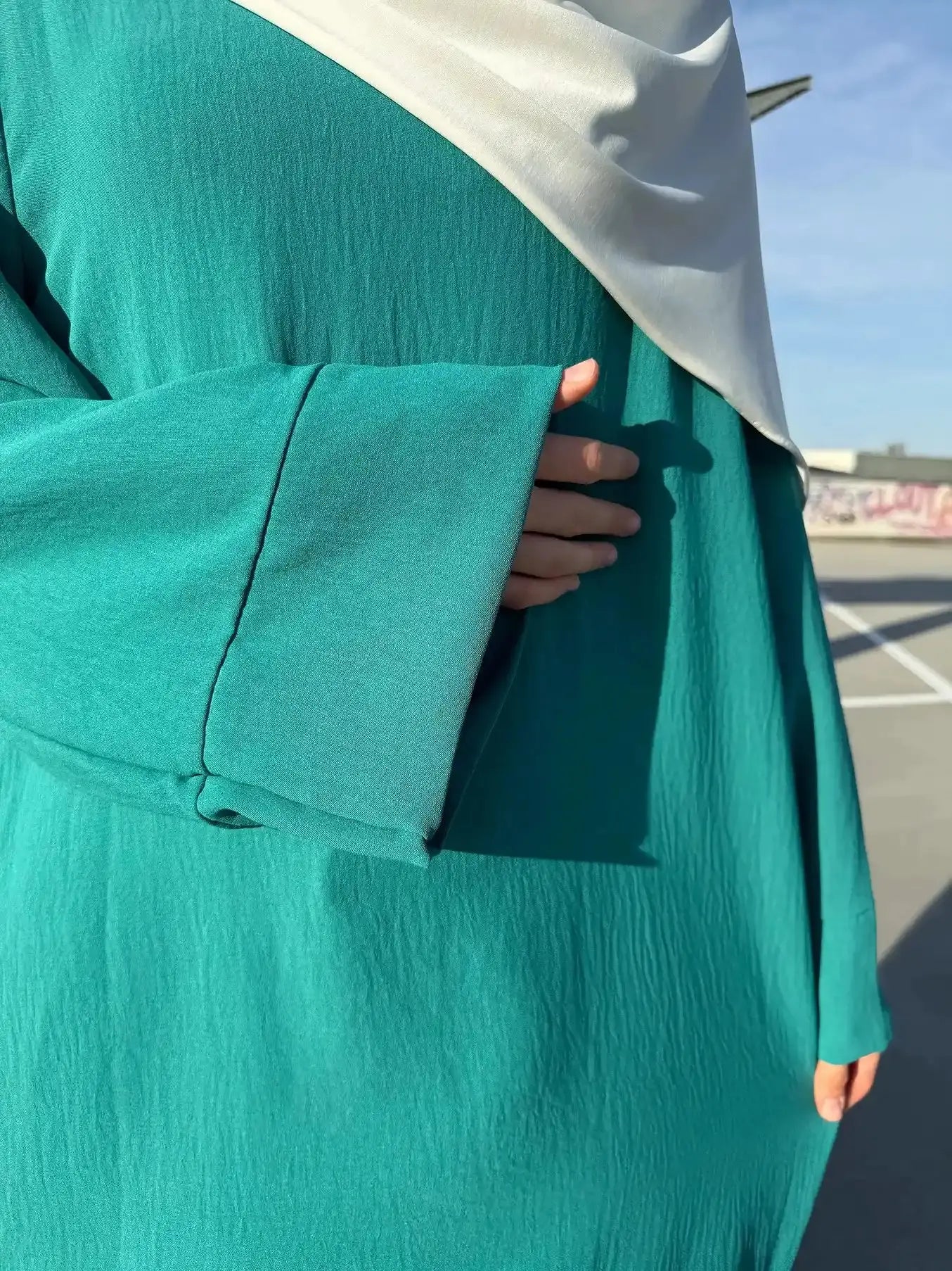 abaya aus 100% jazz in maxilänge, lange ärmel, gerade silhouette, frontansicht