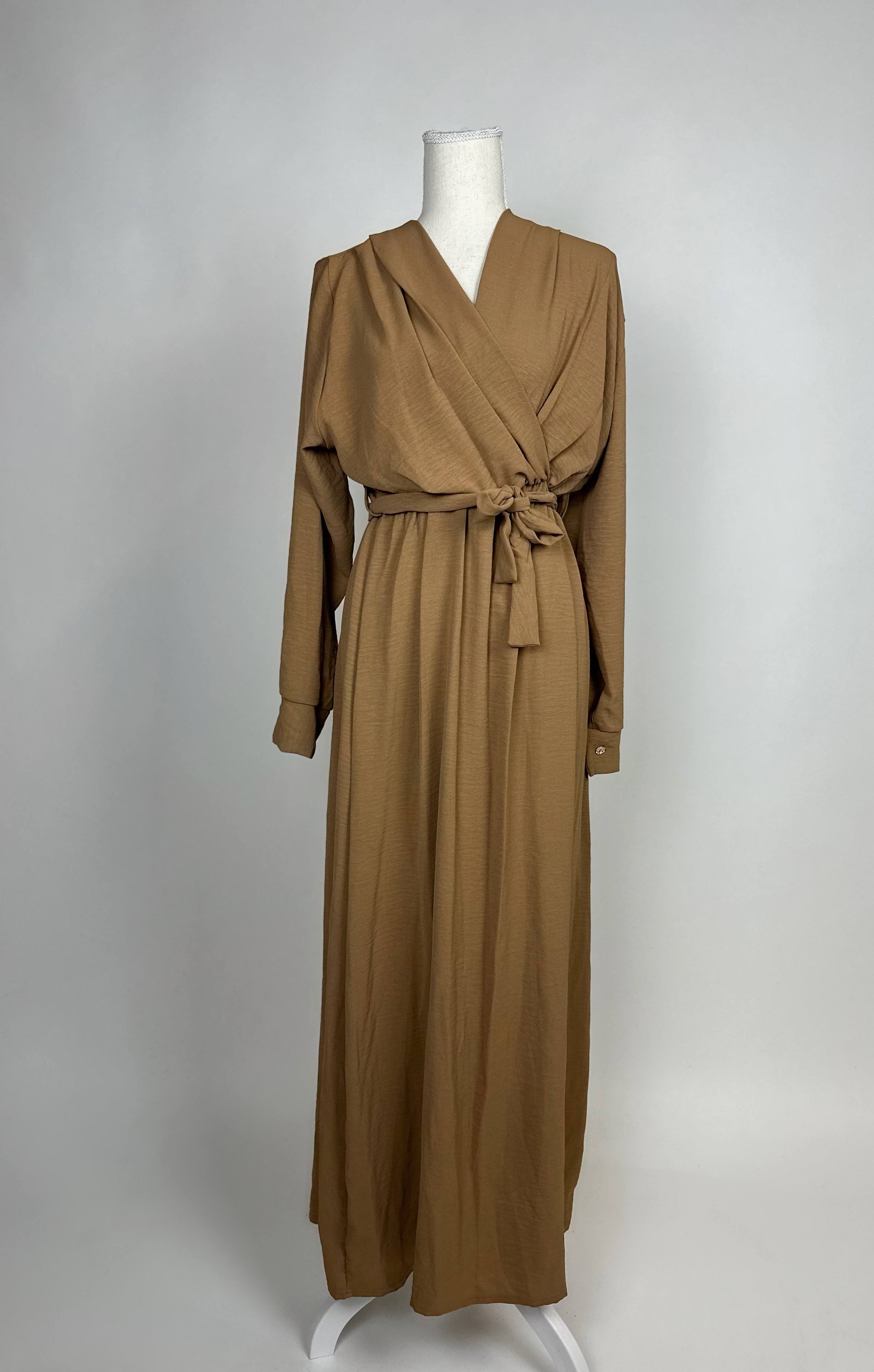 Karamellbraunes Wickelkleid aus Jazzstoff mit Bindegürtel und langen Ärmeln, in Vorderansicht gezeigt.