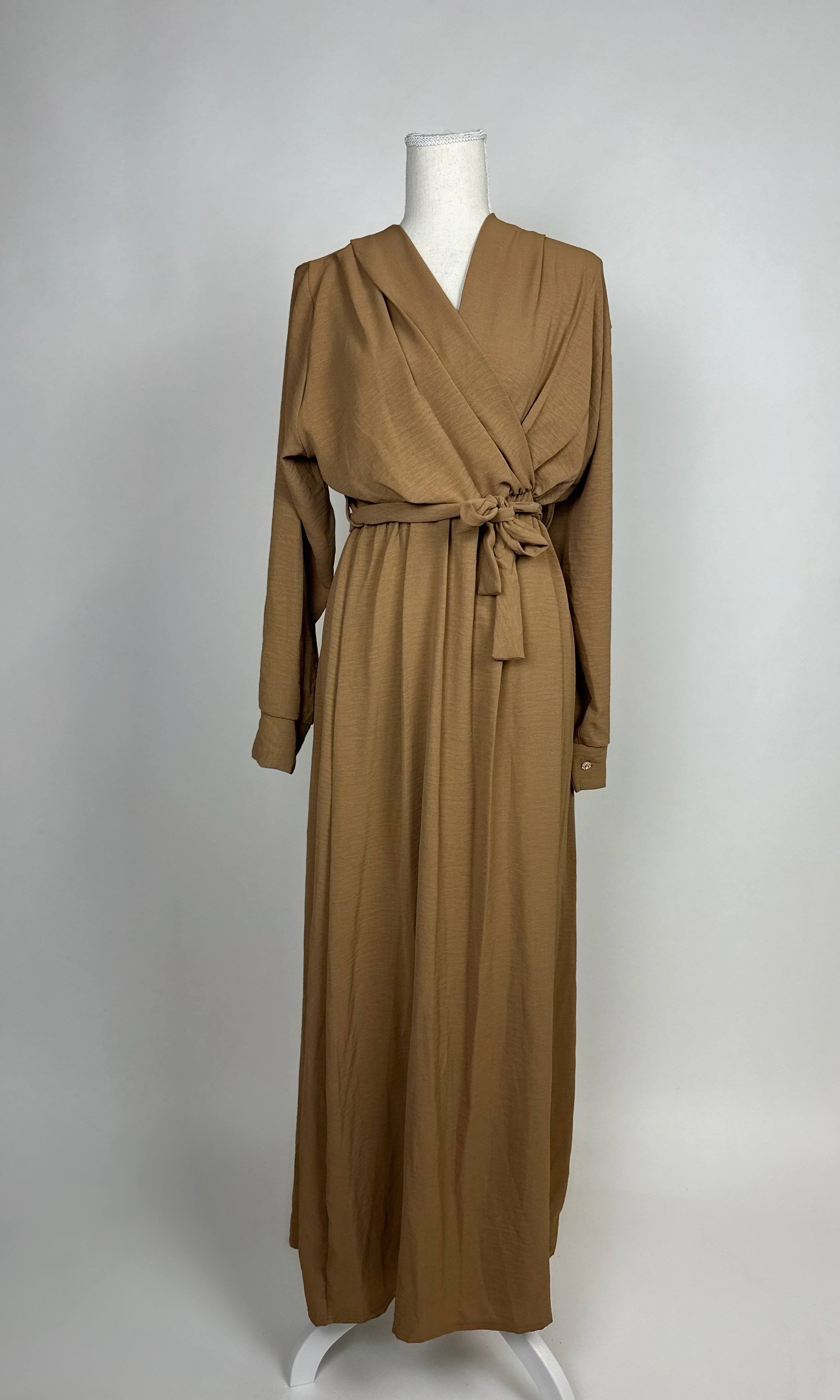 Karamellbraunes Wickelkleid aus Jazzstoff mit Bindegürtel und langen Ärmeln, in Vorderansicht gezeigt.