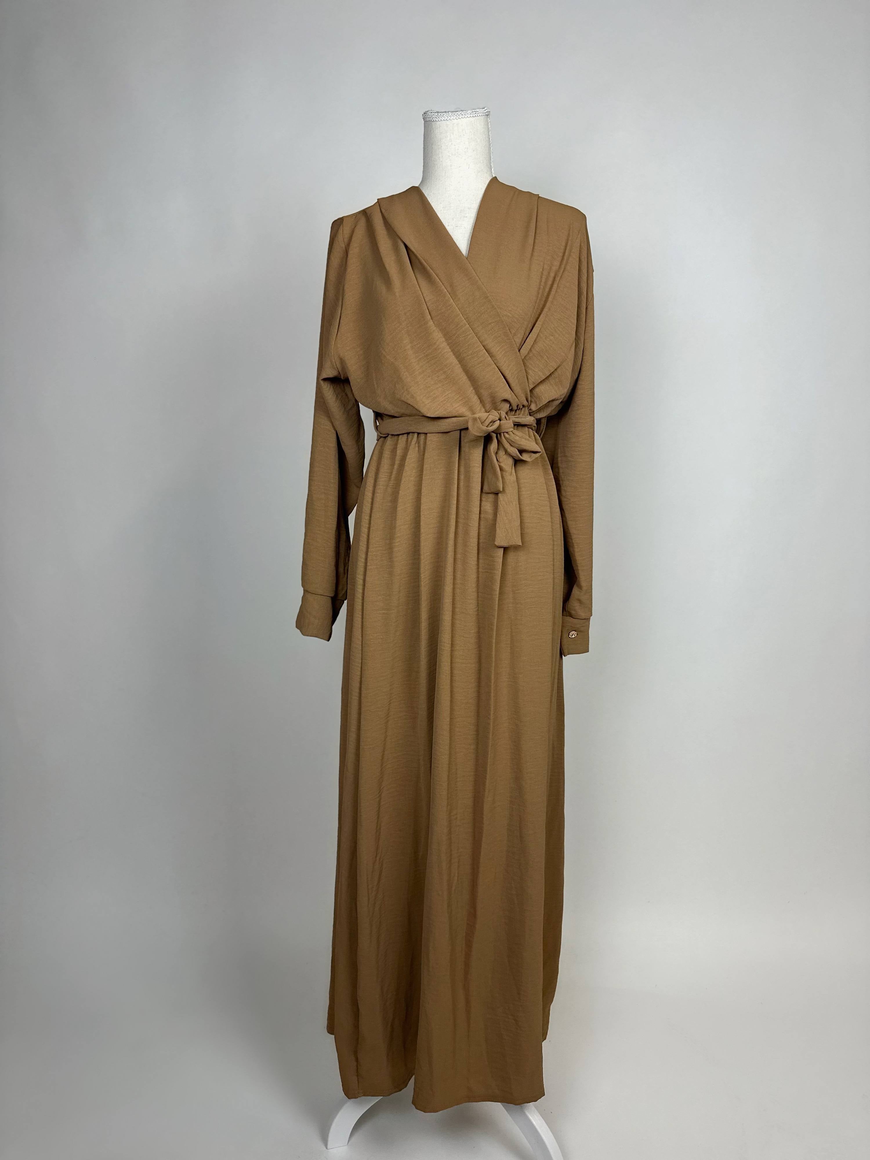 Karamellbraunes Wickelkleid aus Jazzstoff mit Bindegürtel und langen Ärmeln, in Vorderansicht gezeigt.