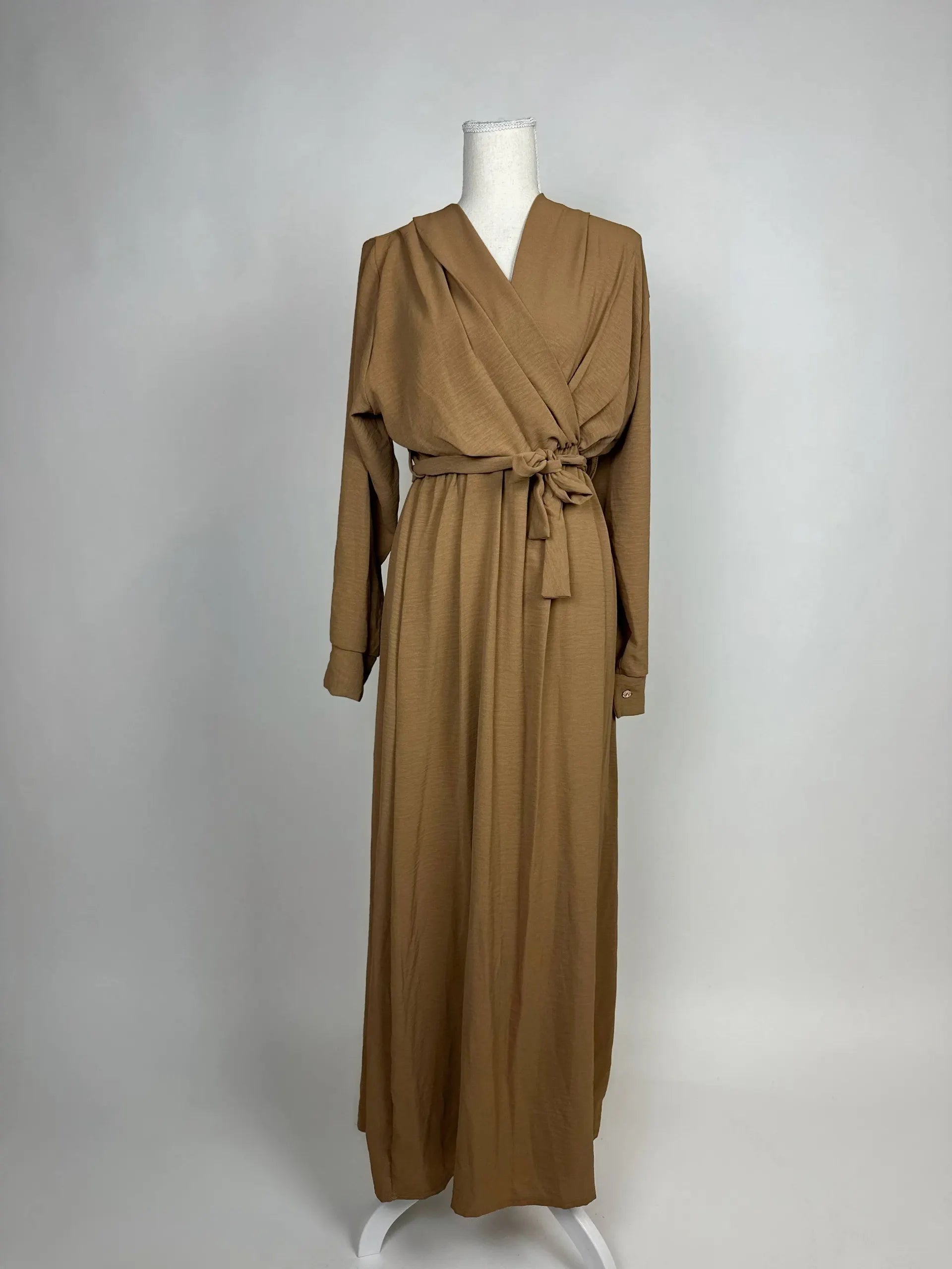 Karamellbraunes Wickelkleid aus Jazzstoff mit Bindegürtel und langen Ärmeln, in Vorderansicht gezeigt.