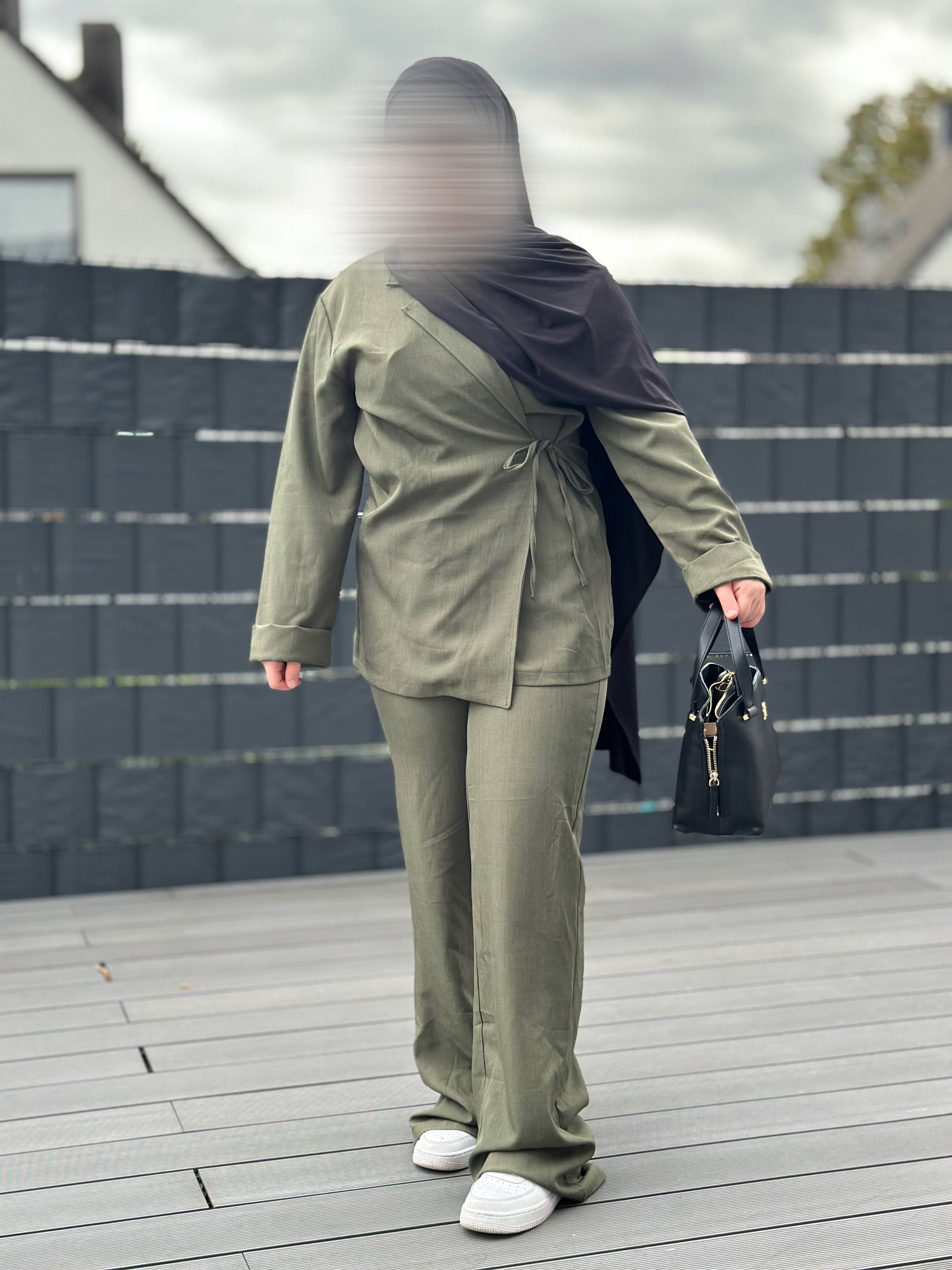 zweiteiler blazer und hose 50% polyester 50% viscose lange ärmel frontansicht einheitsgröße 32-42