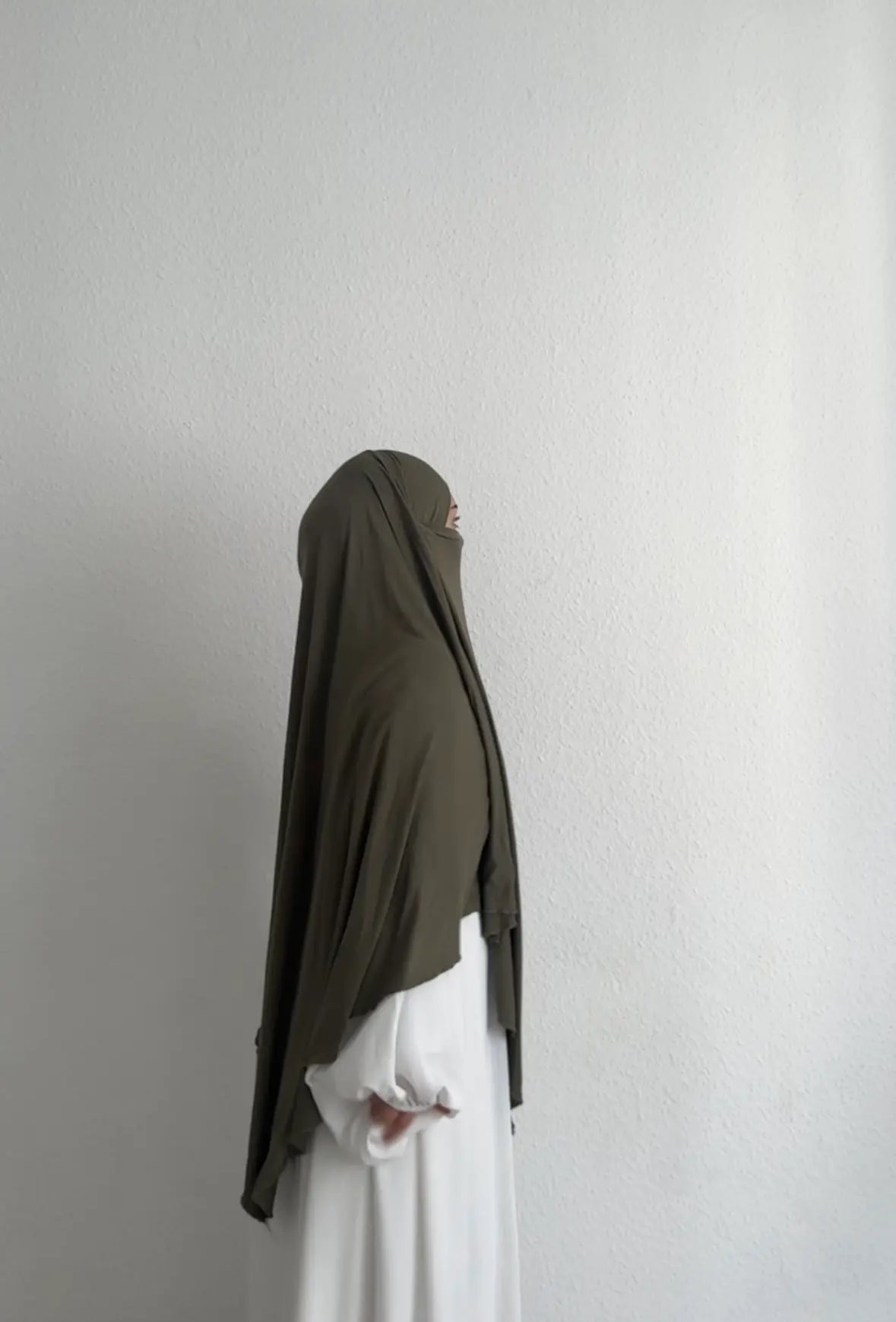 Jersey-Khimar aus Viskose-Elasthan in Olivgrün mit längerem Rückenteil, Seitenansicht.